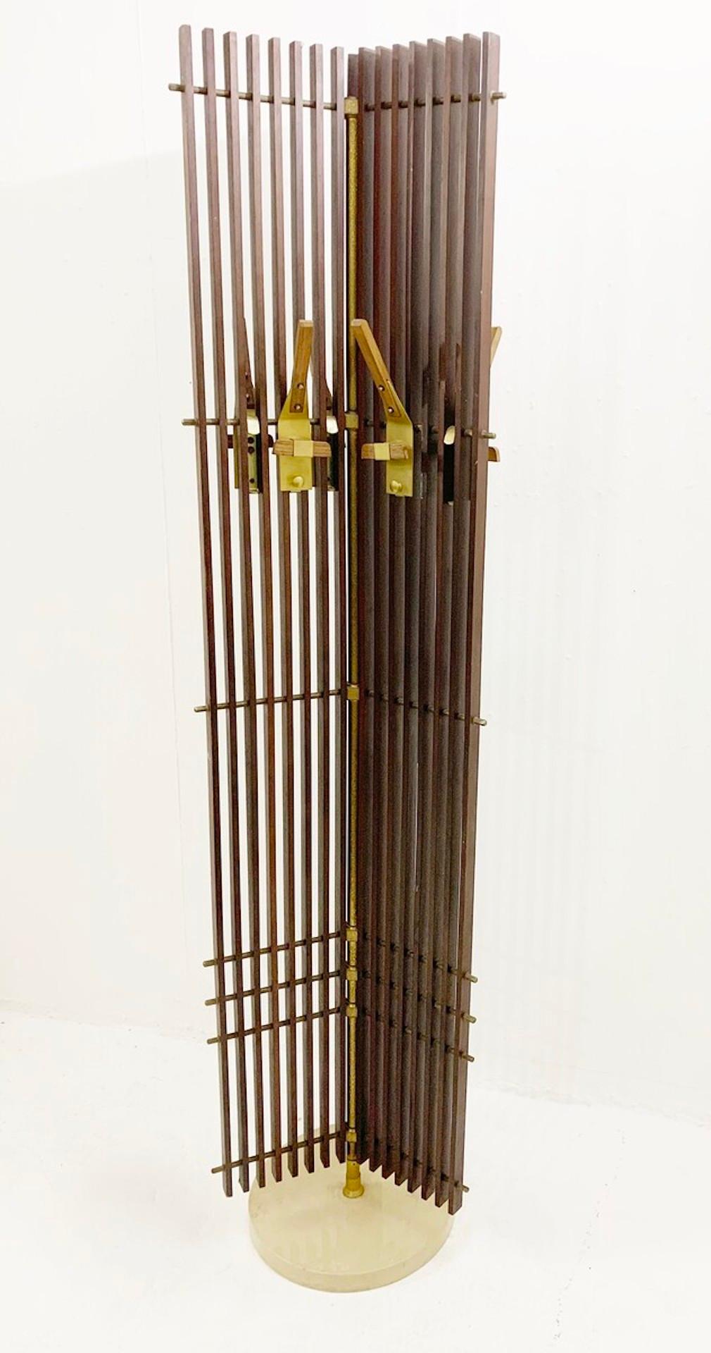 Mid-Century Wood and Travertine Feet Swivel Slatted Modulable Coat Rack, Italy In Good Condition In Brussels, BE