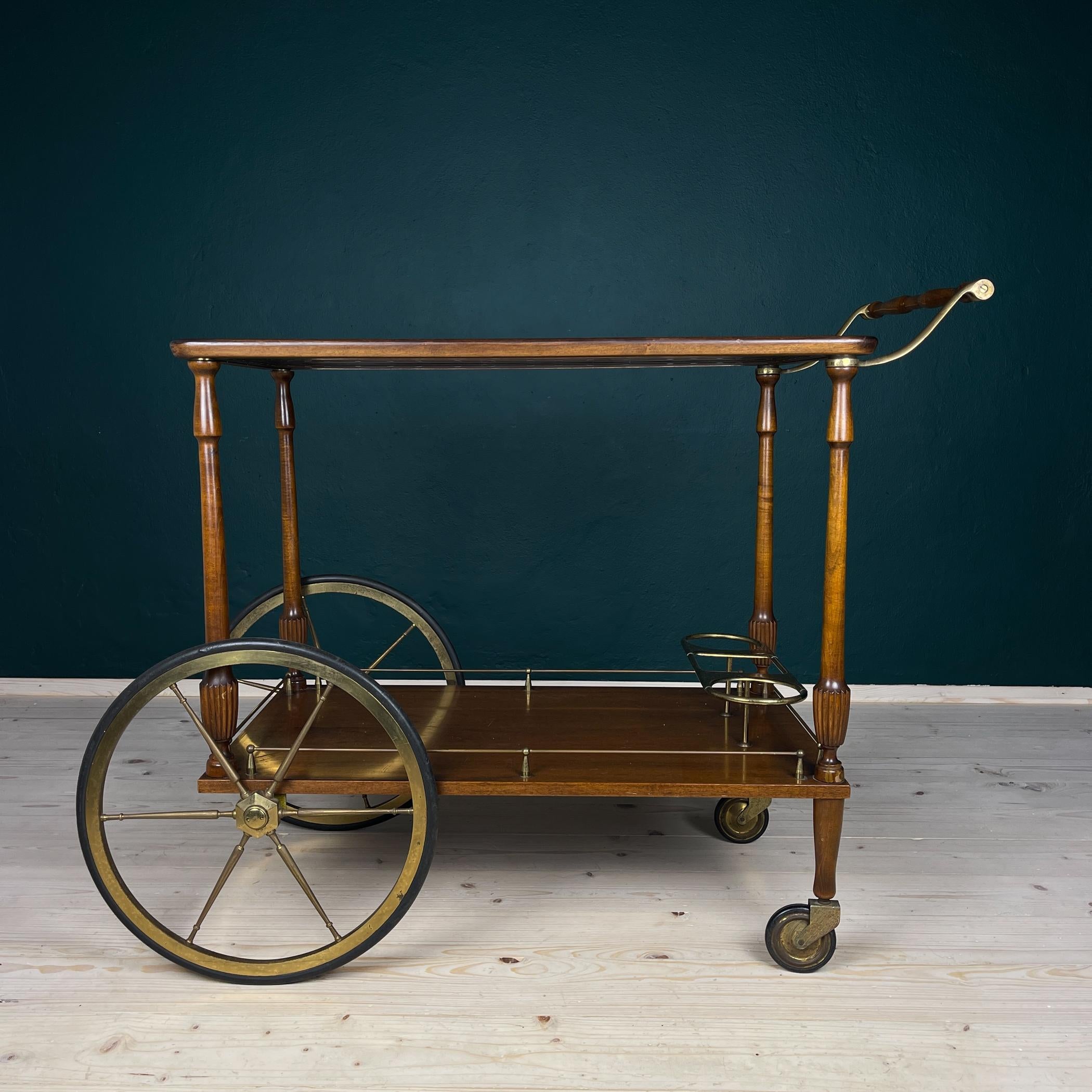 Barwagen aus Holz aus der Mitte des Jahrhunderts, hergestellt in Italien in den 1970er Jahren.
Dunkelbraunes Holz, Glas.

Guter Vintage-Zustand.

Abmessungen:
Breite: 97 cm / 38 Zoll
Höhe: 77 cm / 30 Zoll
Tiefe: 44 cm / 17,3 Zoll

Wir bieten einen