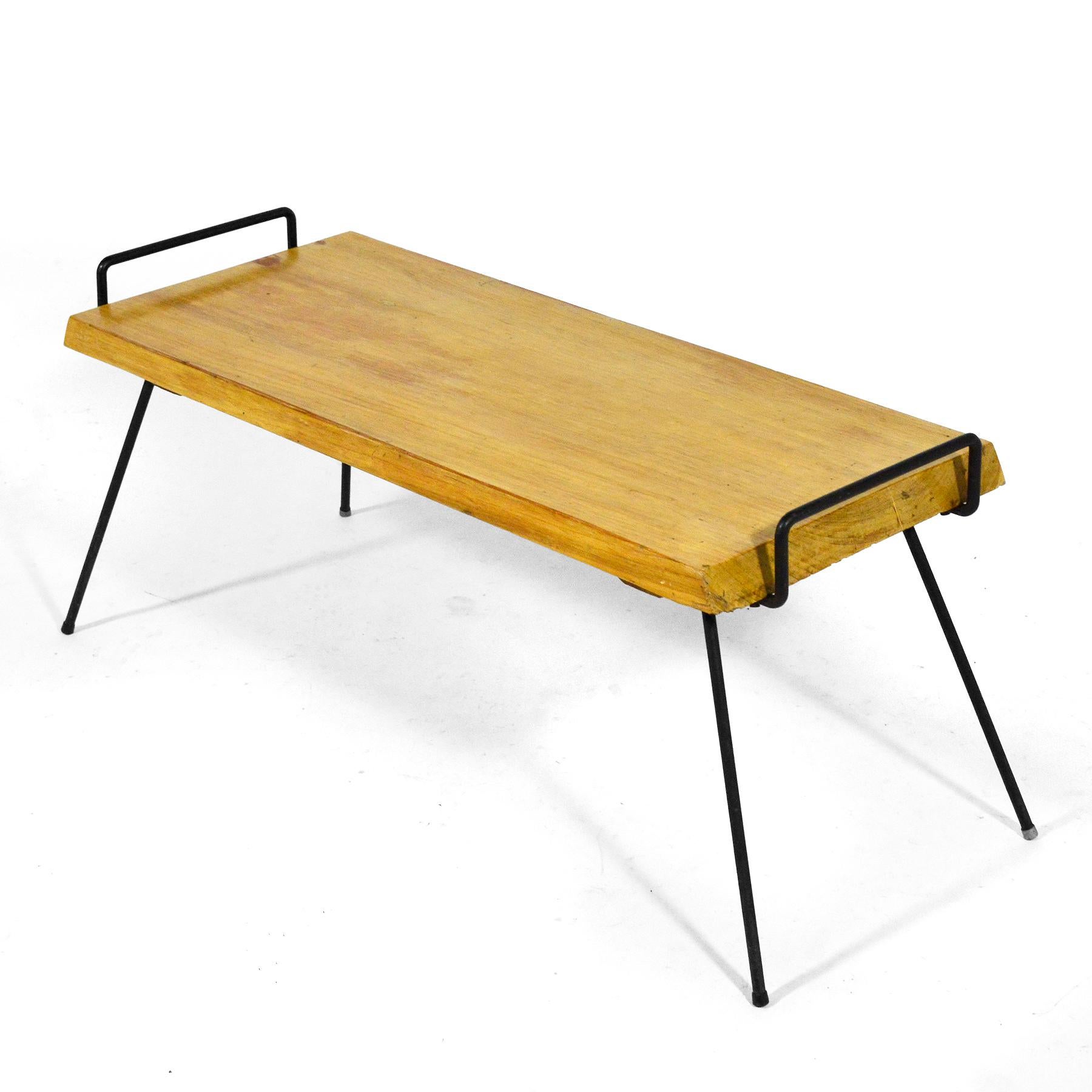 Américain Banc / table du milieu du siècle dernier avec pieds en fer en vente