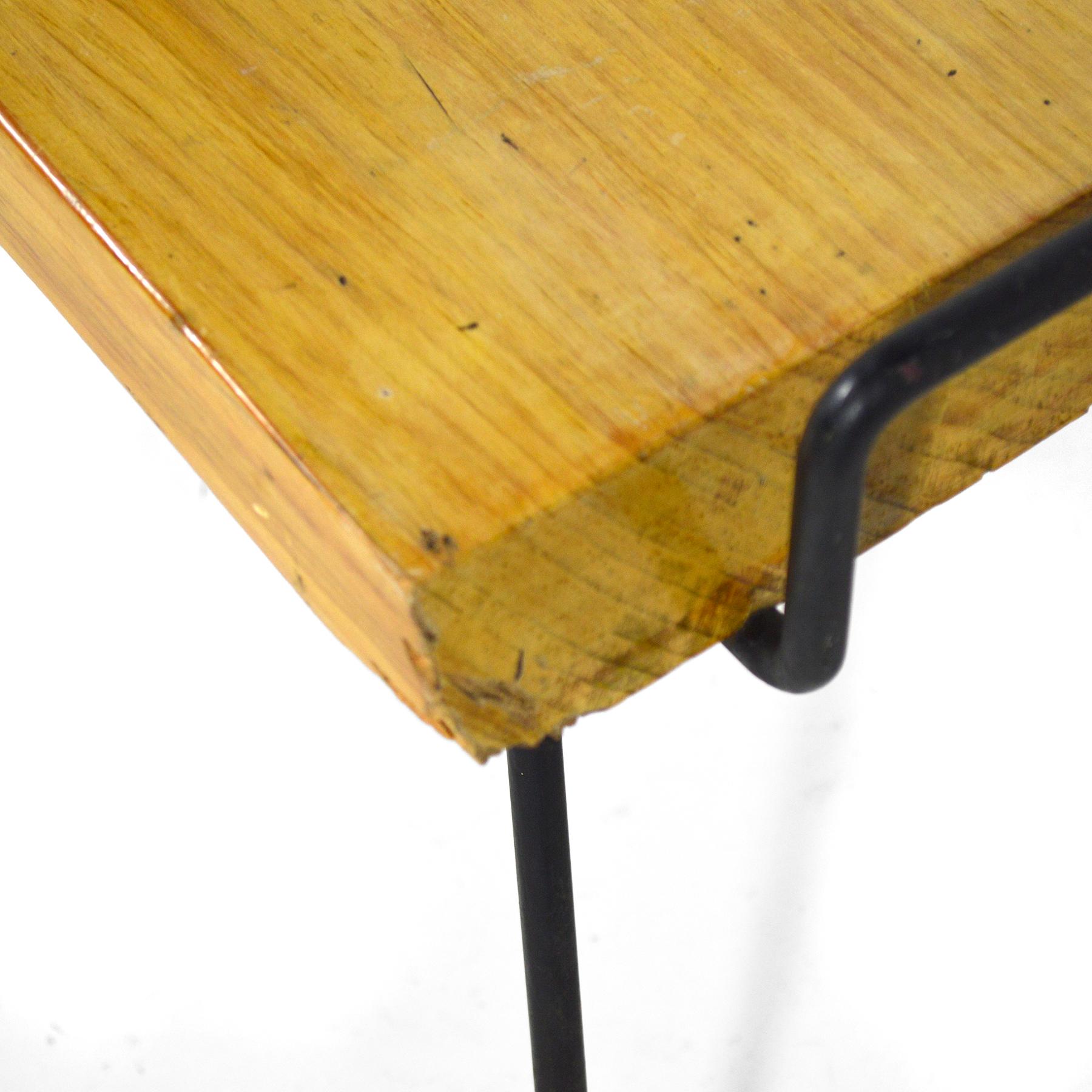 Banc / table du milieu du siècle dernier avec pieds en fer Bon état - En vente à Highland, IN