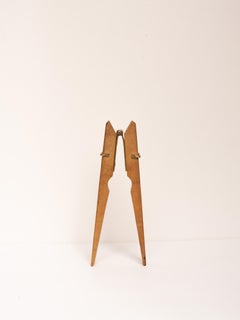 Schiaccianoci in legno e ottone di metà secolo - Design a molletta - Francia 1960