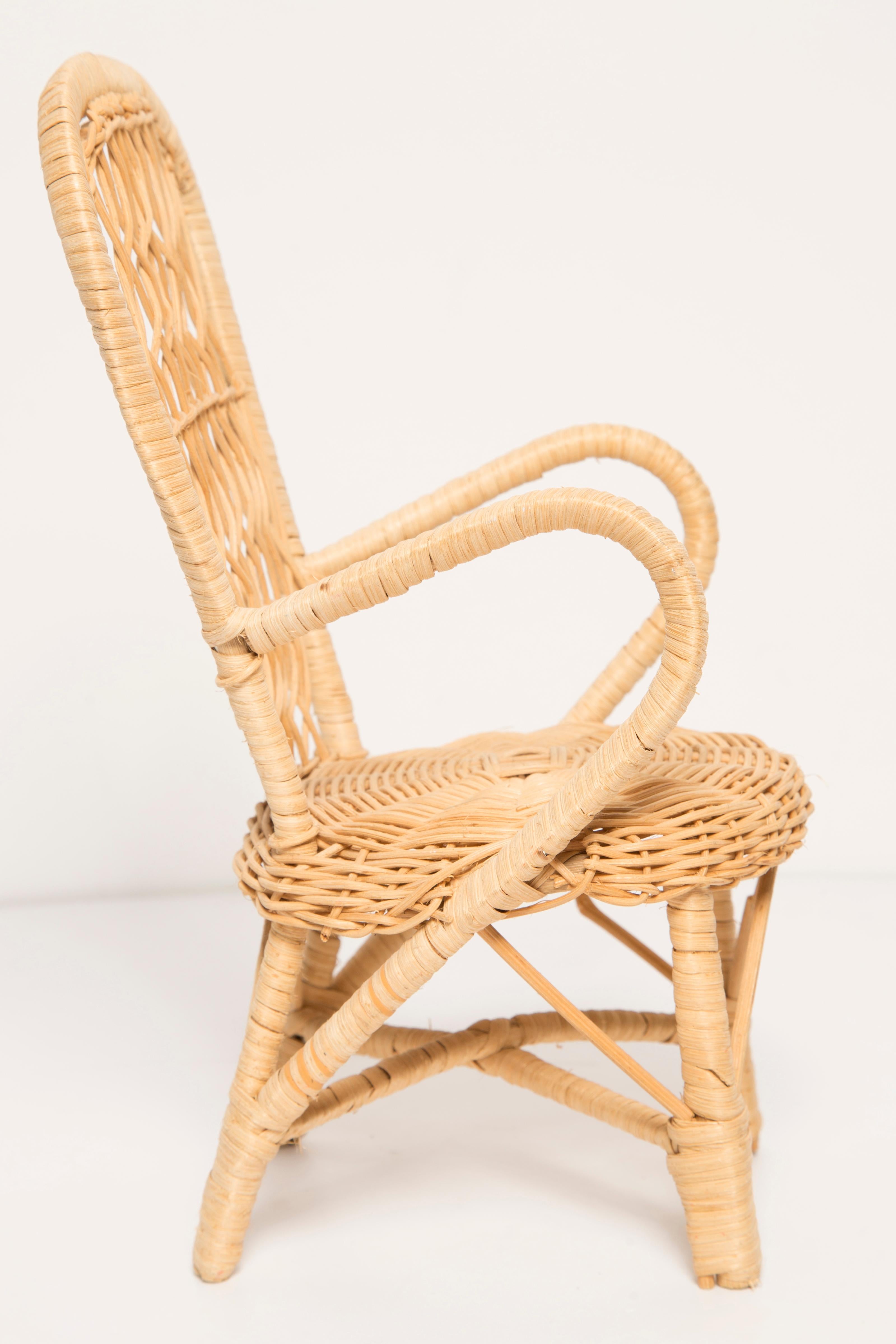 Brauner Stuhl aus Holz mit dekorativer Skulptur aus der Mitte des Jahrhunderts, Frankreich, 1960er Jahre (20. Jahrhundert) im Angebot