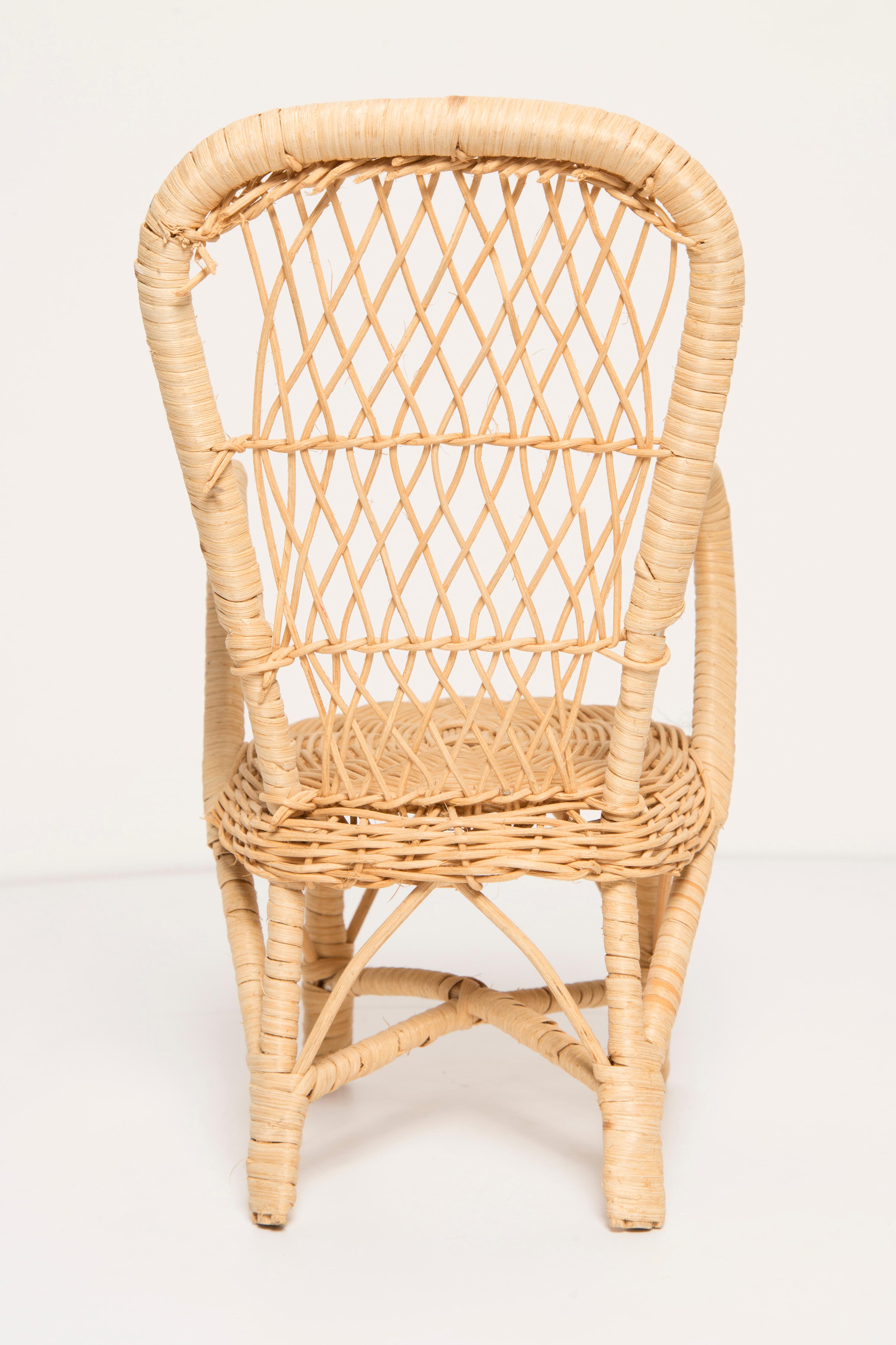 Brauner Stuhl aus Holz mit dekorativer Skulptur aus der Mitte des Jahrhunderts, Frankreich, 1960er Jahre im Angebot 1