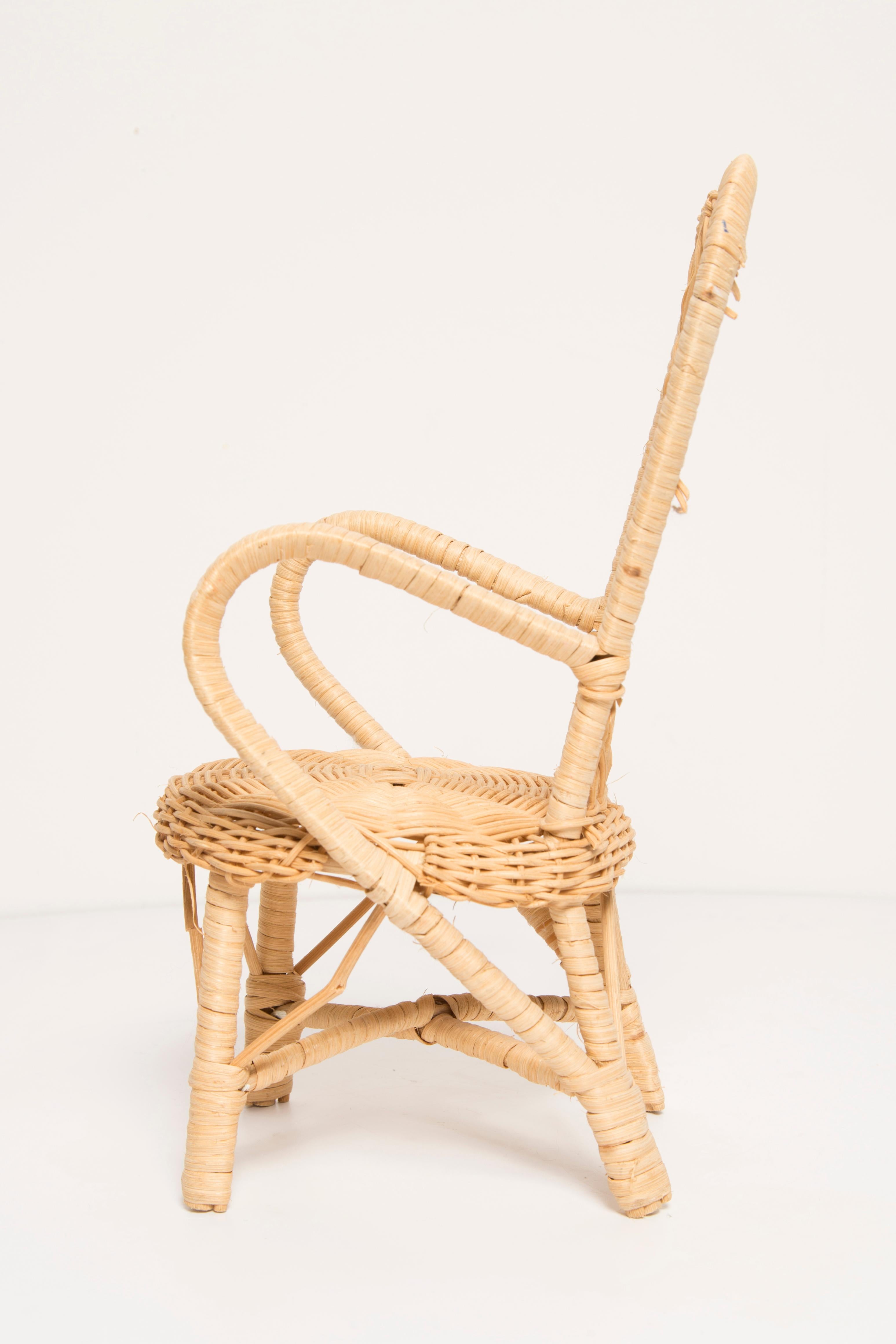 Brauner Stuhl aus Holz mit dekorativer Skulptur aus der Mitte des Jahrhunderts, Frankreich, 1960er Jahre im Angebot 2