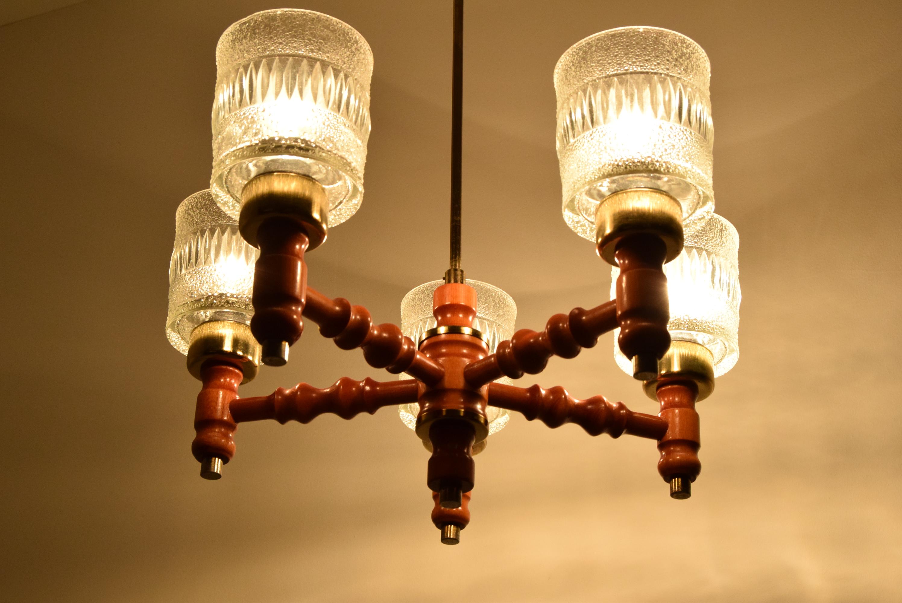 Hergestellt in der Tschechoslowakei
Hergestellt aus Glas, Holz, Messing
5x60W, E27 oder E26 Glühbirne
Neu poliert
Guter Originalzustand
US-Verkabelung kompatibel.