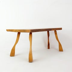 Mesa baja de madera de mediados de siglo - Estilo Brutalista