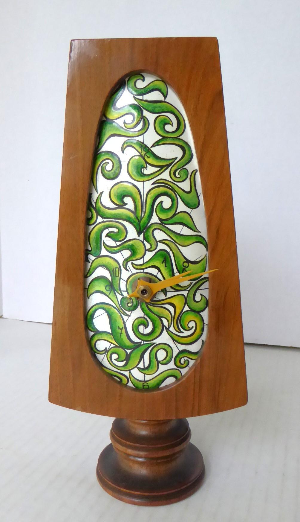 Dekorative Mid Century Modern Holz (Kirsche ? Palisander?) Tisch / Mantel Batterie Uhr mit Kupfer-Emaille-Zifferblatt in Spanien aus den 50er Jahren gemacht.   Aus Holz, schräge Seiten auf einem gedrechselten Holzsockel mit einem konvexen