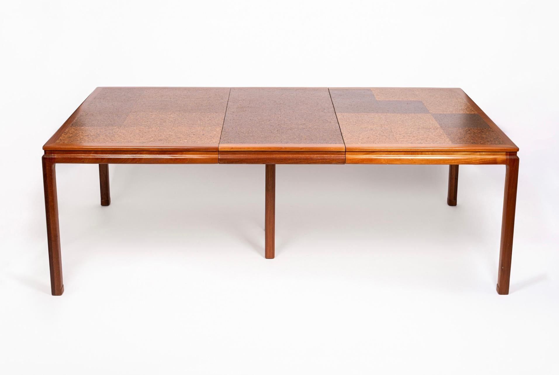 Bois Grande table à manger à rallonge mi-siècle en bois et liège d'Edward Wormley  en vente