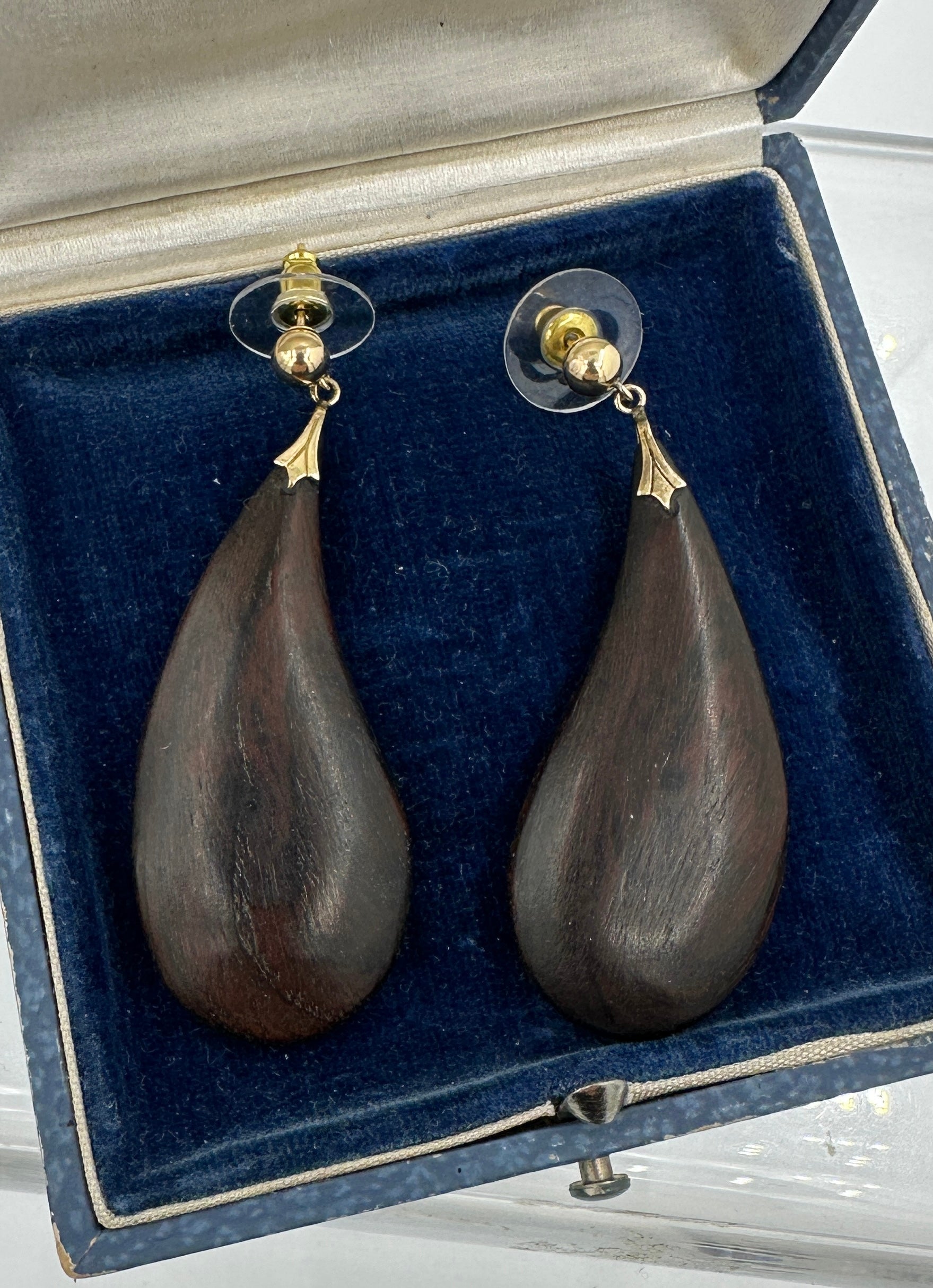 Si tratta di uno spettacolare paio di antichi orecchini retrò Mid Century Antiques in legno e oro 14 carati.  Questi orecchini in legno lunghi 2,5 cm hanno il classico design Retro Mid-Century Modern e risalgono agli anni 1950-1960.  Gli orecchini