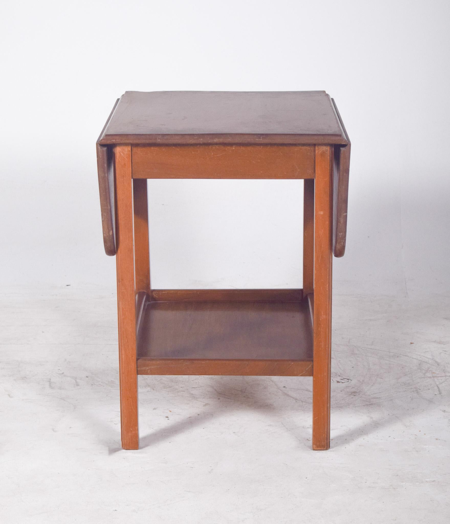 Tea trolley with flaps. With a rectangular top flanked by folding extensions, the support surface can be extended as required. The base has a framed lower shelf, ideal for storing objects or utensils.
With simple, elegant lines, the design harks