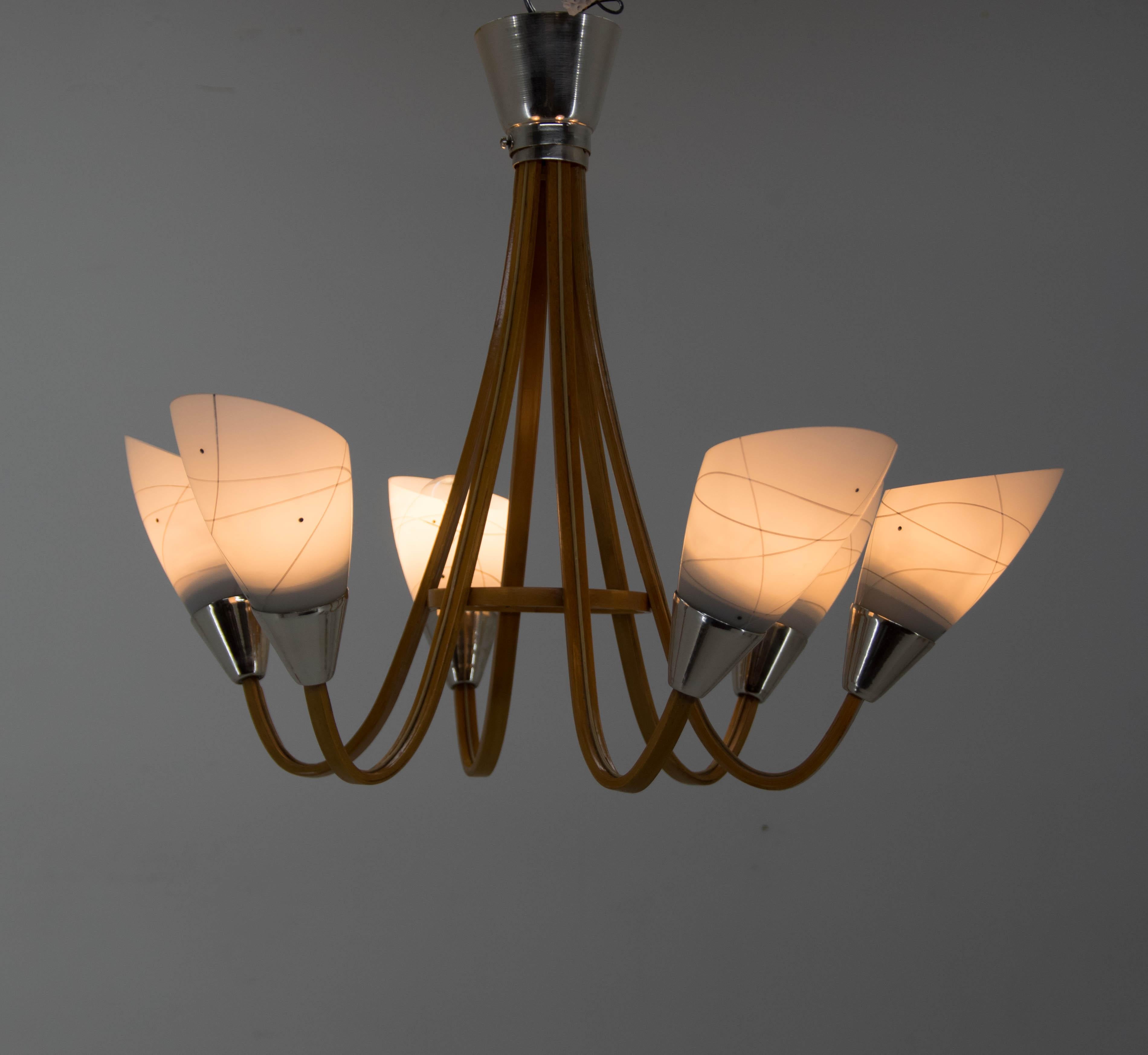 Wood and glass 6-arms chandelier made by Drevo Humpolec in former Czechoslovakia in the 1960s.
Measures: 6 x 40 W, E25-E27 bulbs.
US wiring compatible.