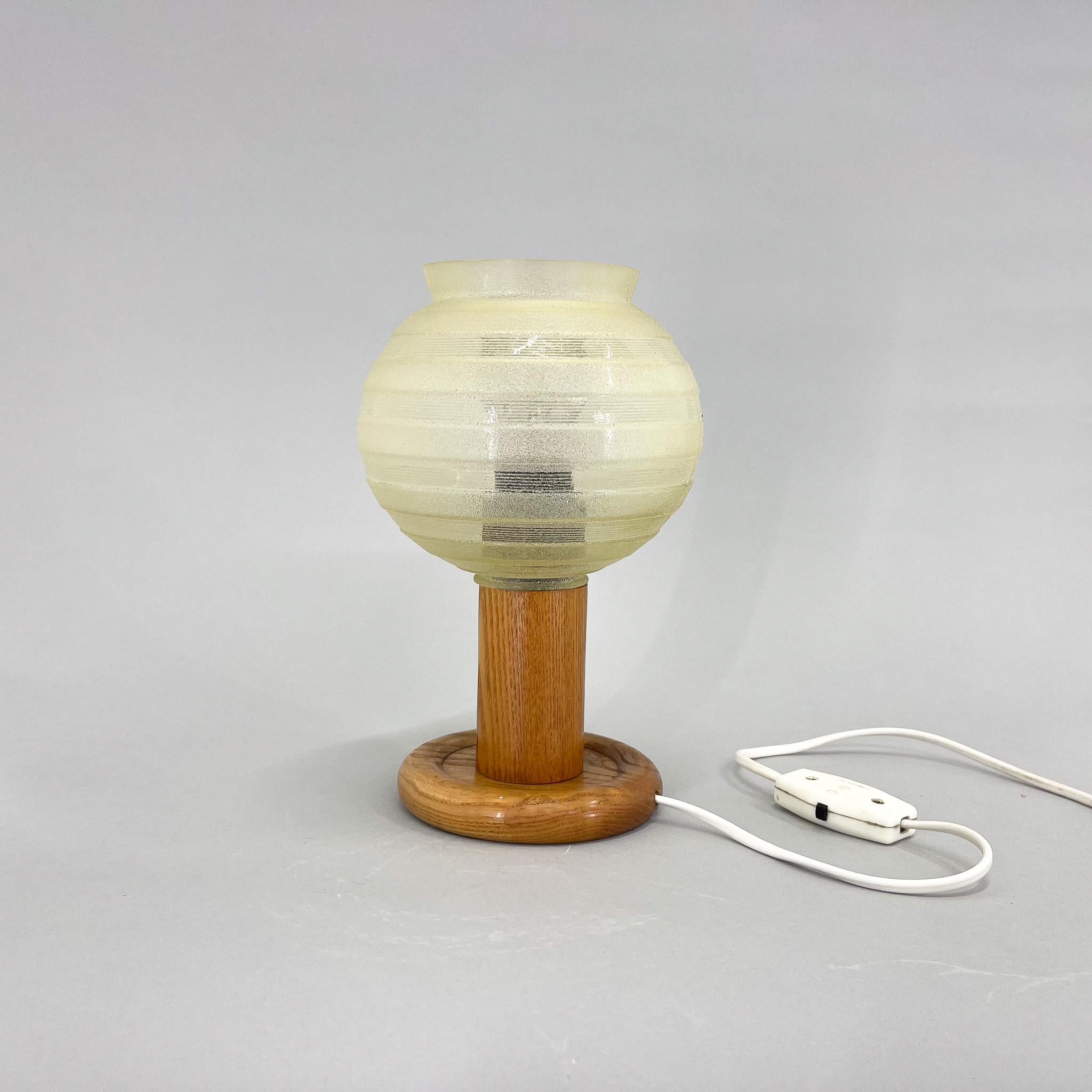 Lampe de table en bois et verre du milieu du siècle, 1970 en vente 1