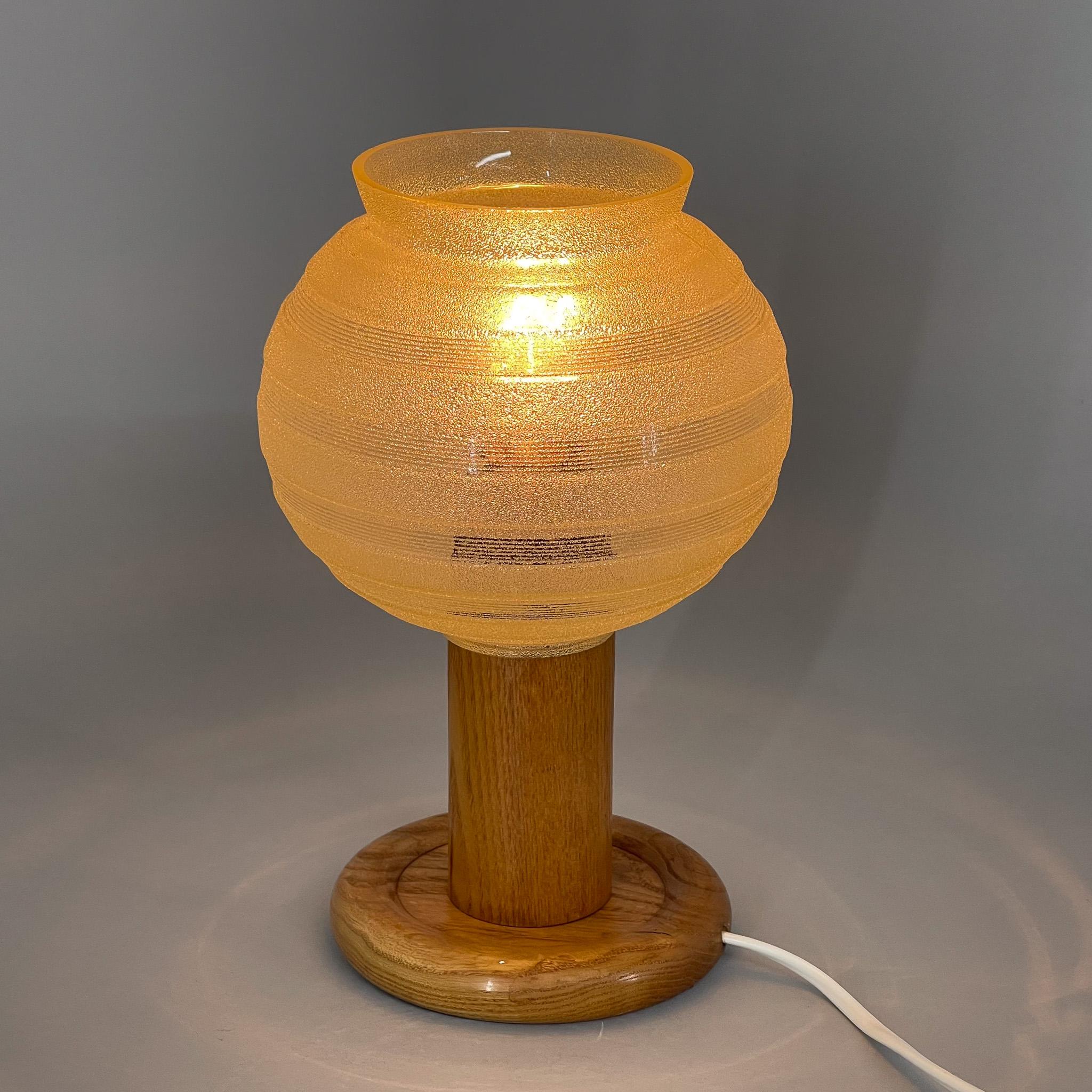 Lampe de table en bois et verre du milieu du siècle, 1970 en vente 2
