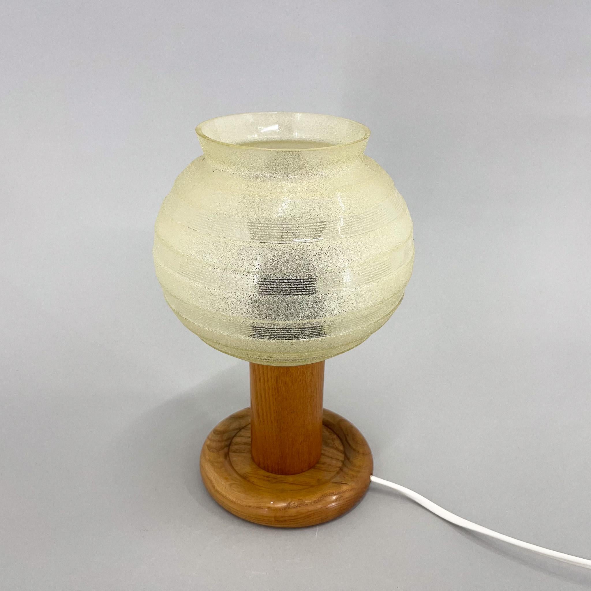 Lampe de table en bois et verre du milieu du siècle, 1970 en vente 3