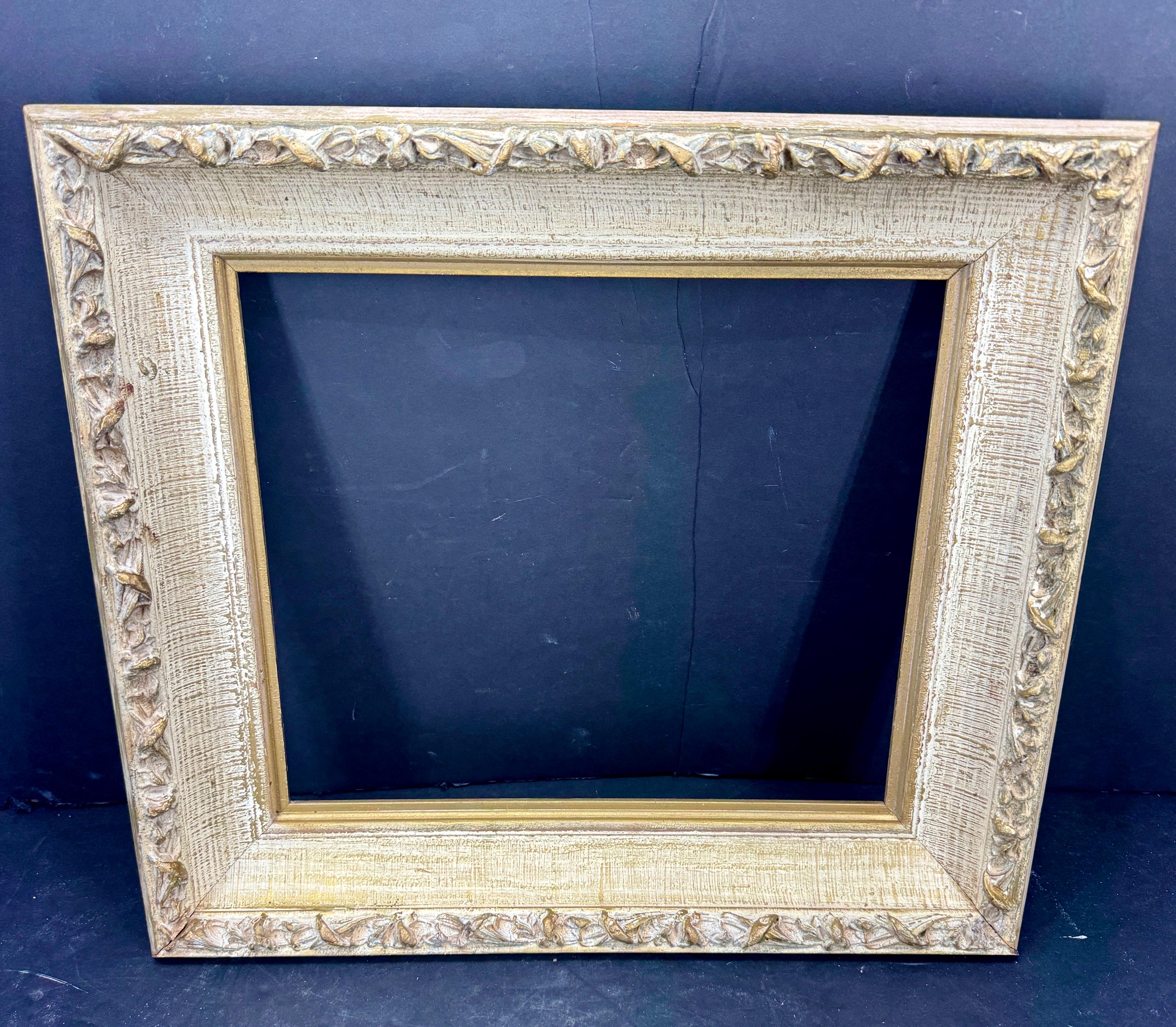 Fabuloso marco rectangular de madera con fantásticos dorados. En este marco de madera caben obras de 12x14 . Añade un poco de encanto vintage a tu acuarela, impresión o pintura al óleo favorita con este atractivo marco.



