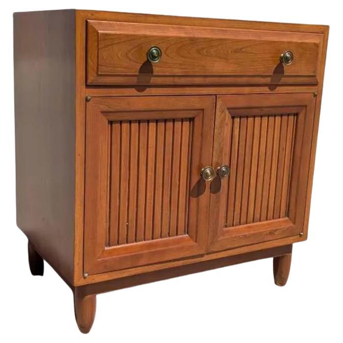 Comodino Mid-Century in Wood con ante scanalate, interno in Oak Oak, anni '60