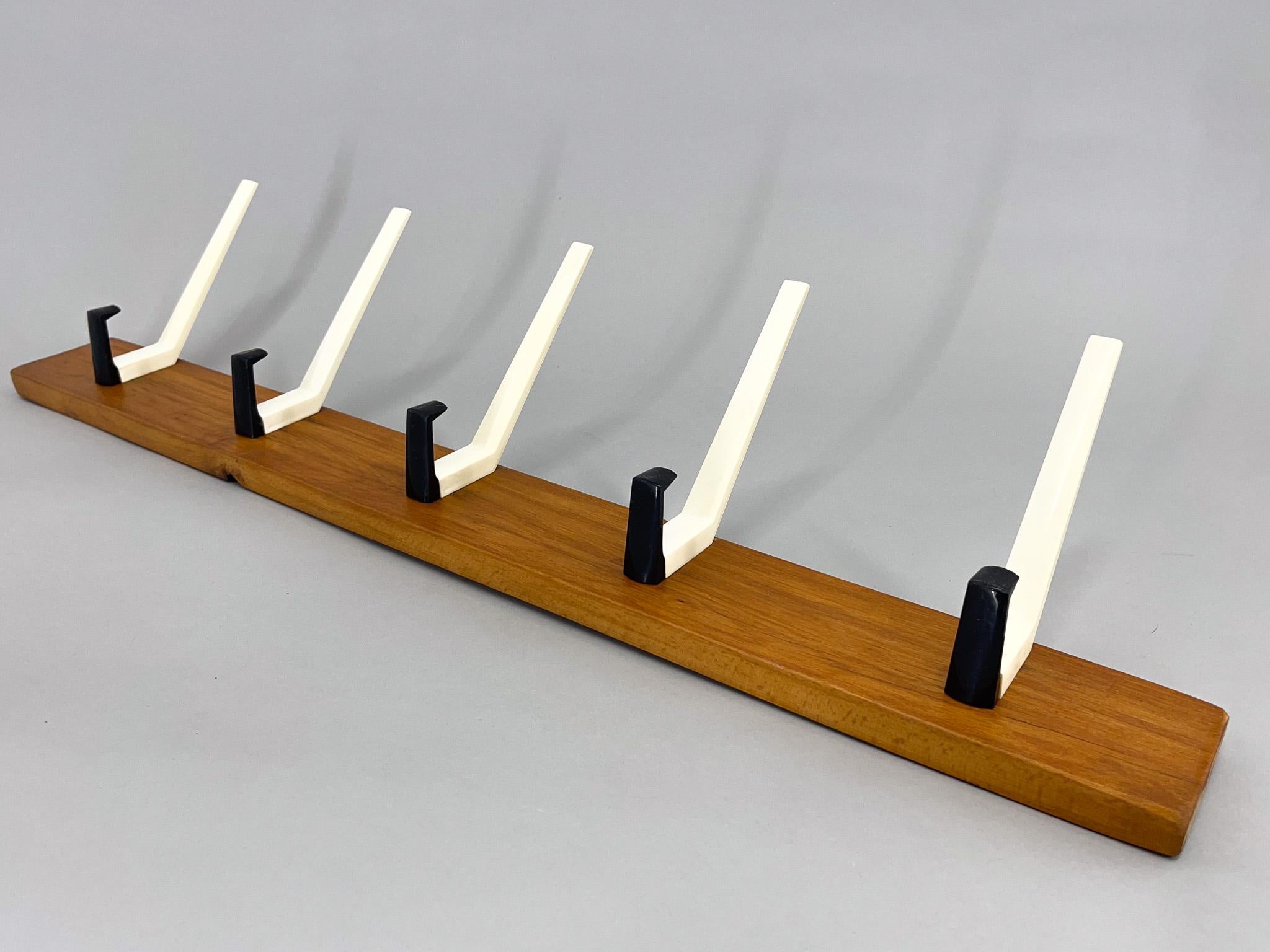 Mid Century Wood & Plastic Wall Coat Rack, 1970s In Good Condition For Sale In Praha, CZ
