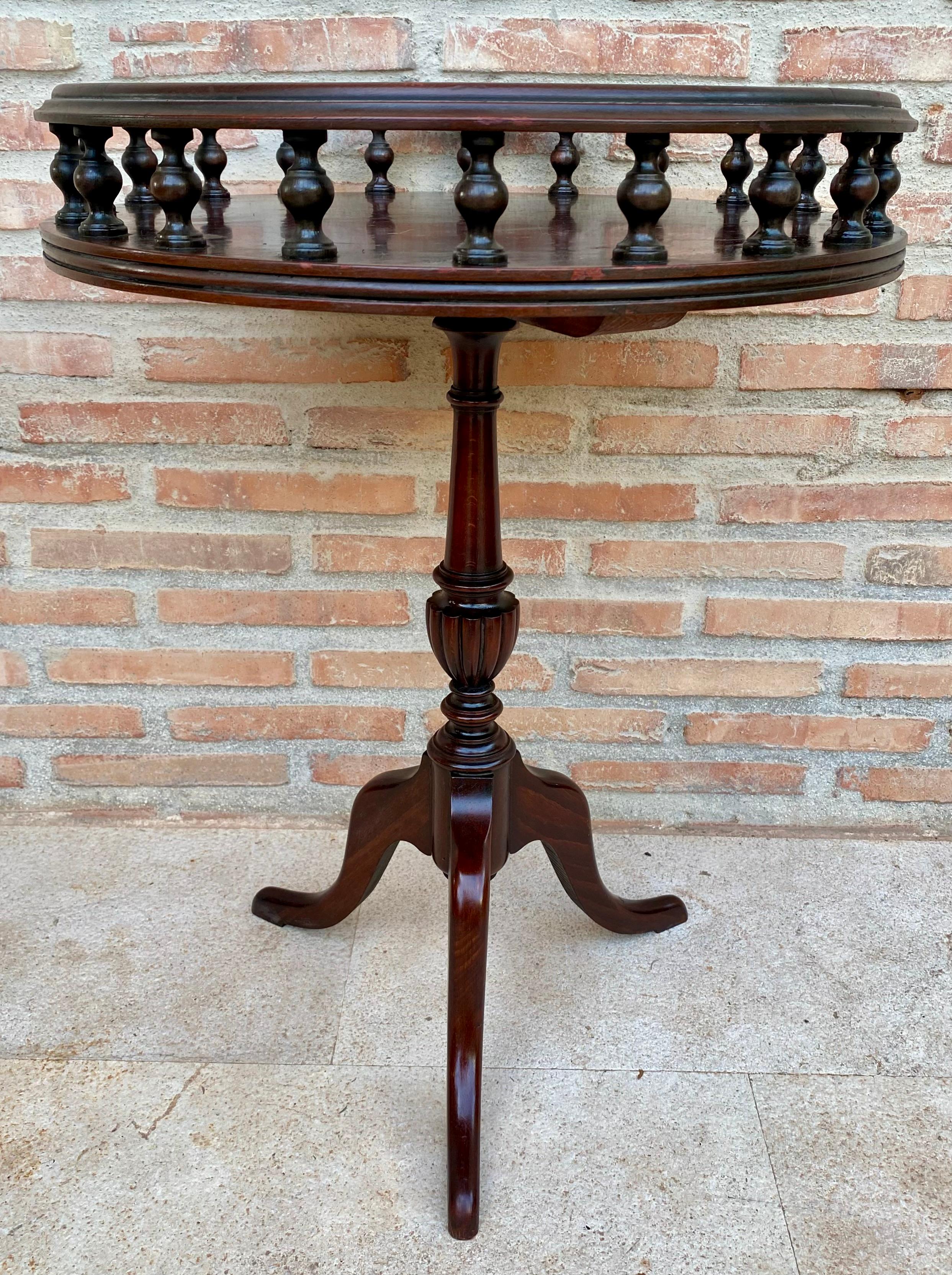Table d'appoint ou Jardinière en bois d'origine.

Une pièce très décorative et de belle apparence, en noyer massif, conçue pour être utilisée comme table d'appoint ou éventuellement pour placer une plante ou une pièce sculpturale, la hauteur totale