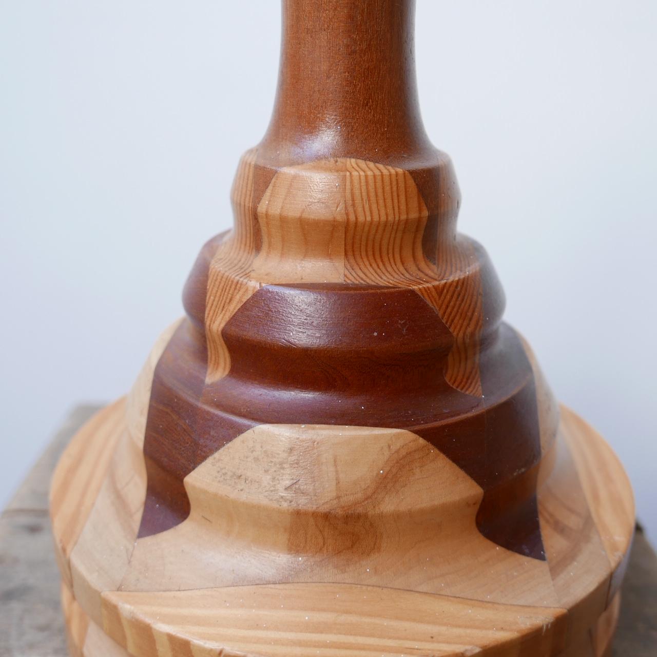 Mid-Century Modern Lampe de table en spécimen de bois du milieu du siècle dernier en vente