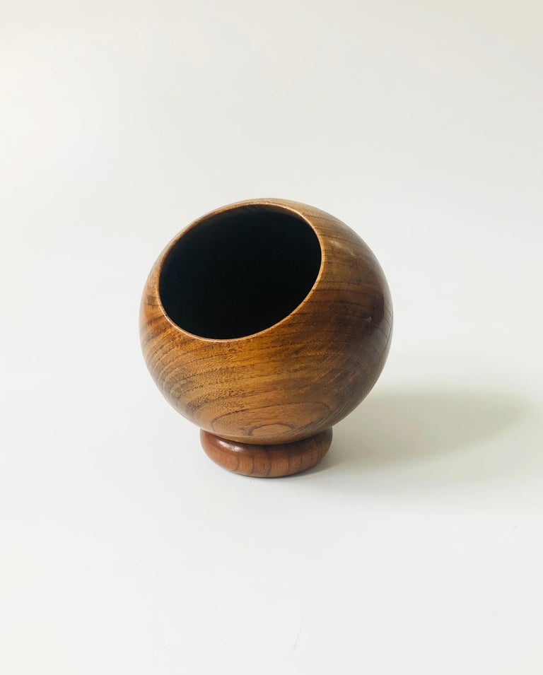 A wonderful Mid Century wood sphere nut bowl. Nice minimalist design with a beautiful grain to the wood.
 