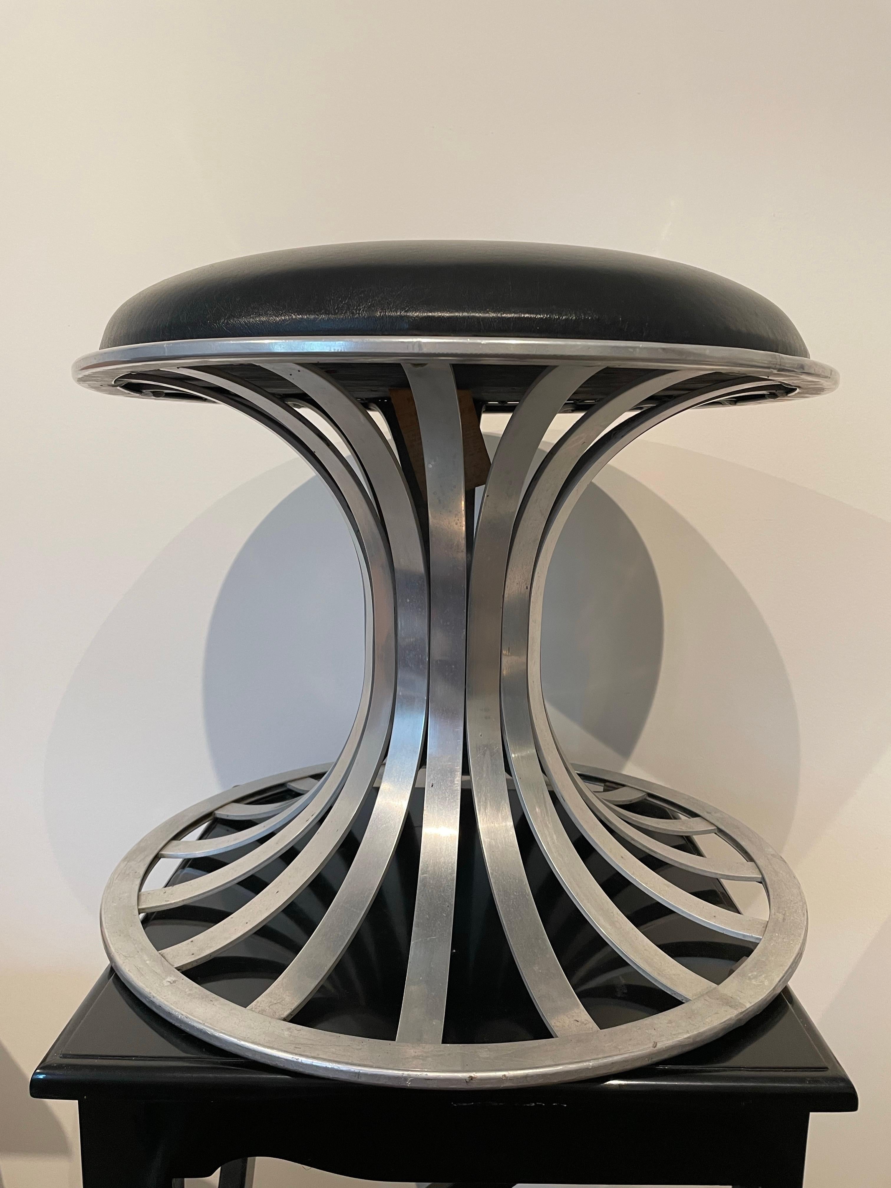 Aluminiumhocker aus der Mitte des Jahrhunderts von Russell Woodard, um 1960.
Originalzustand mit schwarzem Vinylsitz und intaktem Label darunter. 
