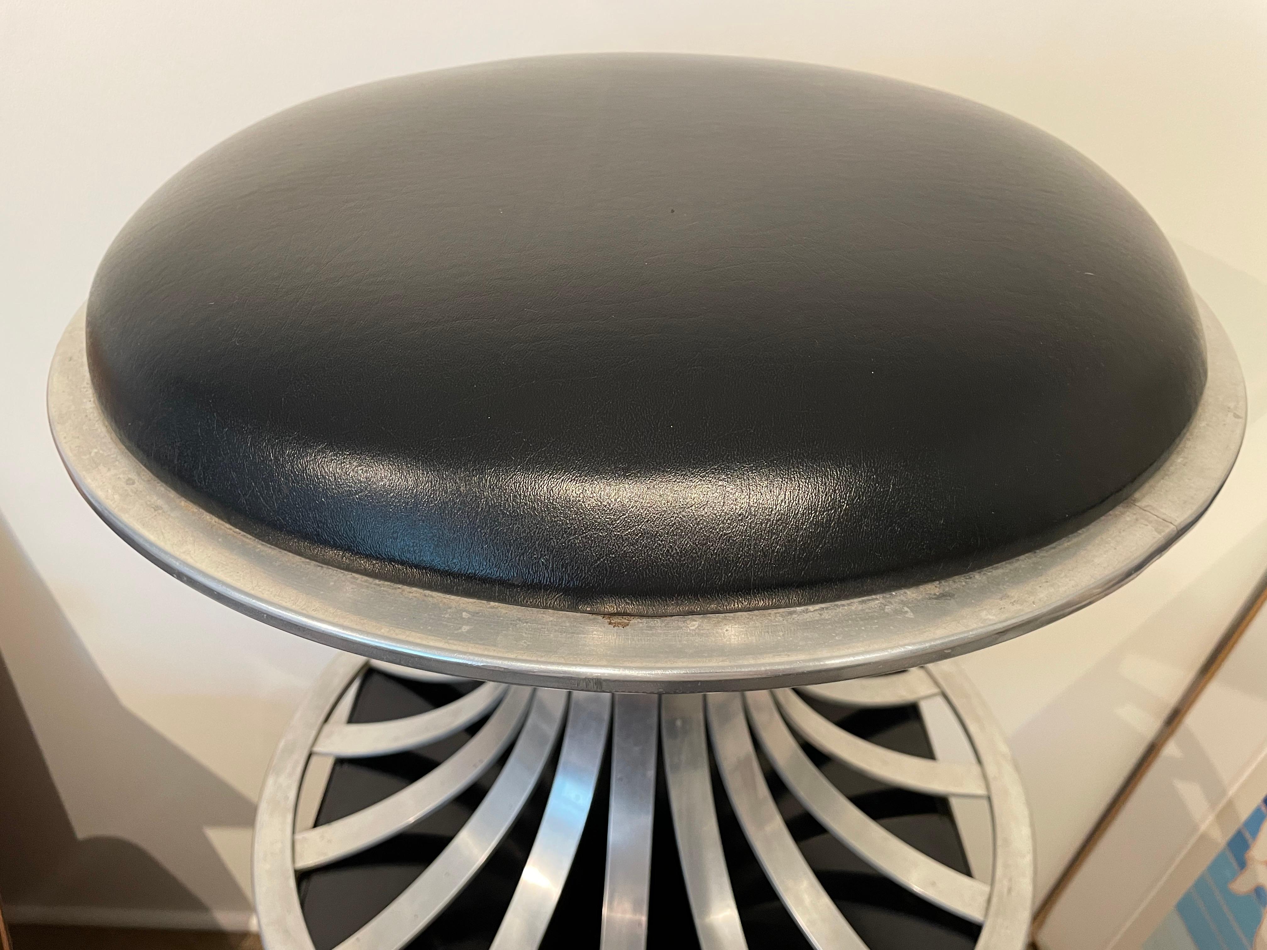 Mid Century Woodard Fußhocker (Mitte des 20. Jahrhunderts) im Angebot
