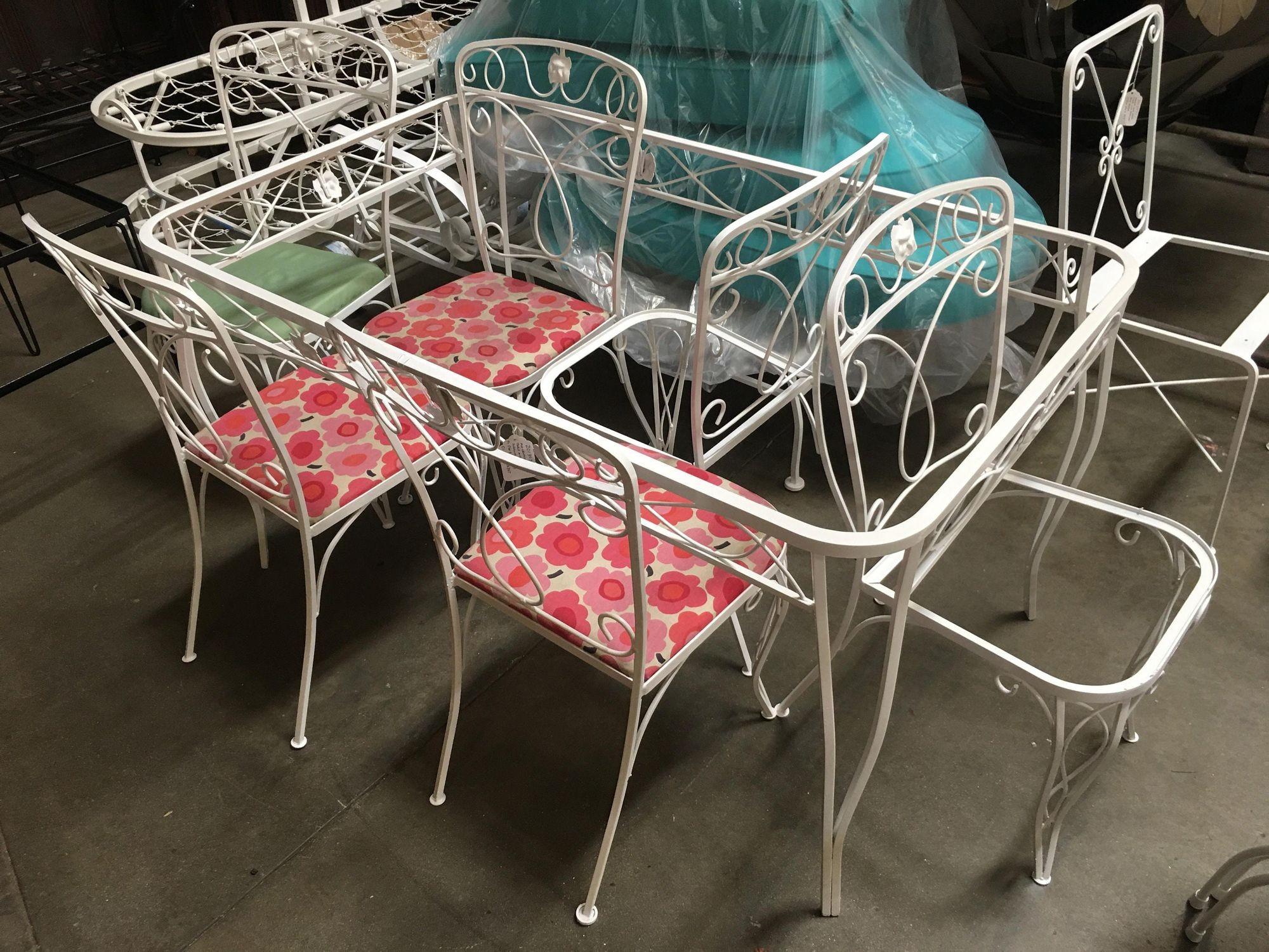 Mid-century Woodard Glass Top Wrought Iron Scroll Pattern Patio Outdoor Set In Excellent Condition For Sale In Van Nuys, CA