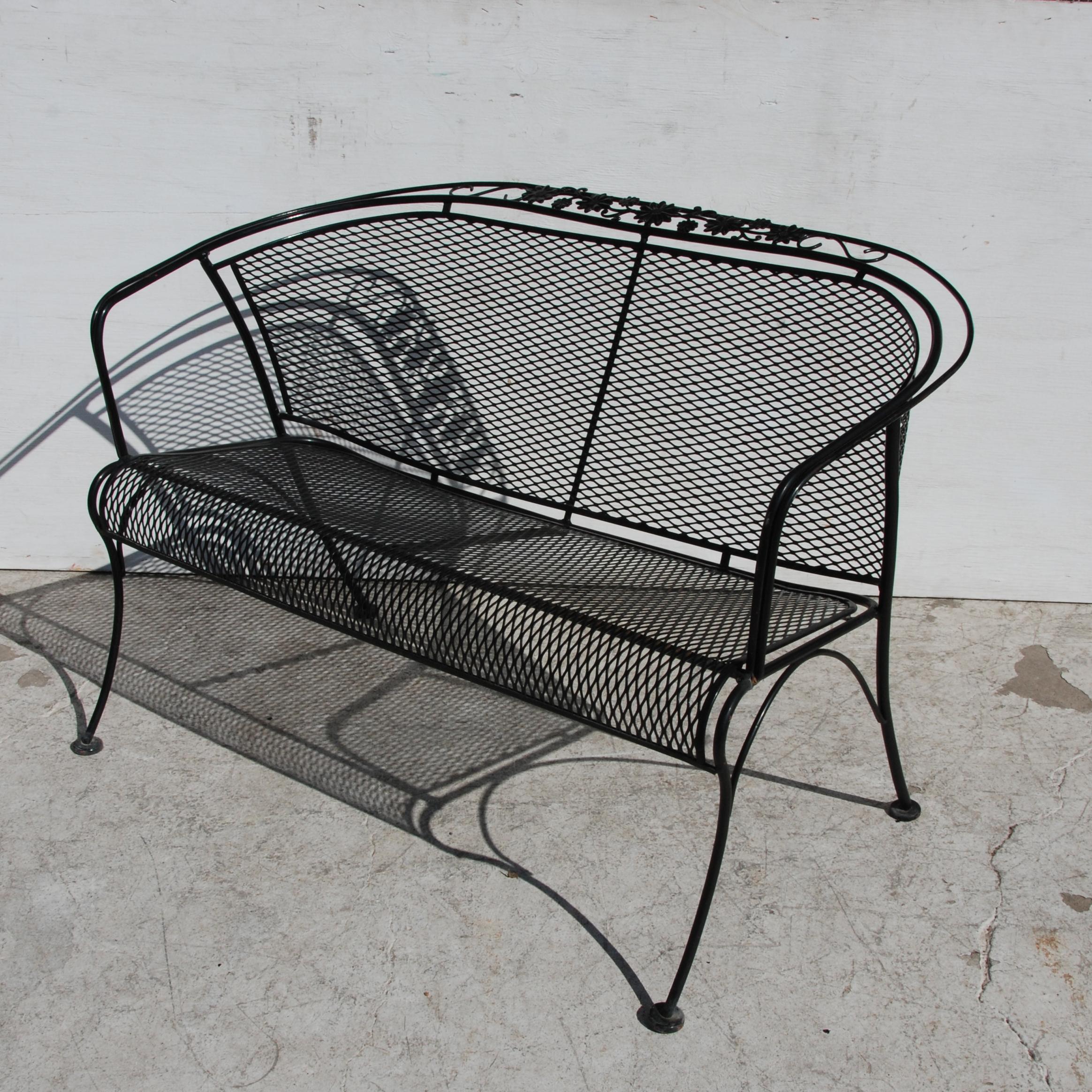 Mid century woodard style patio settee

Wrought iron curved settee with delicate floral motif.

 

 