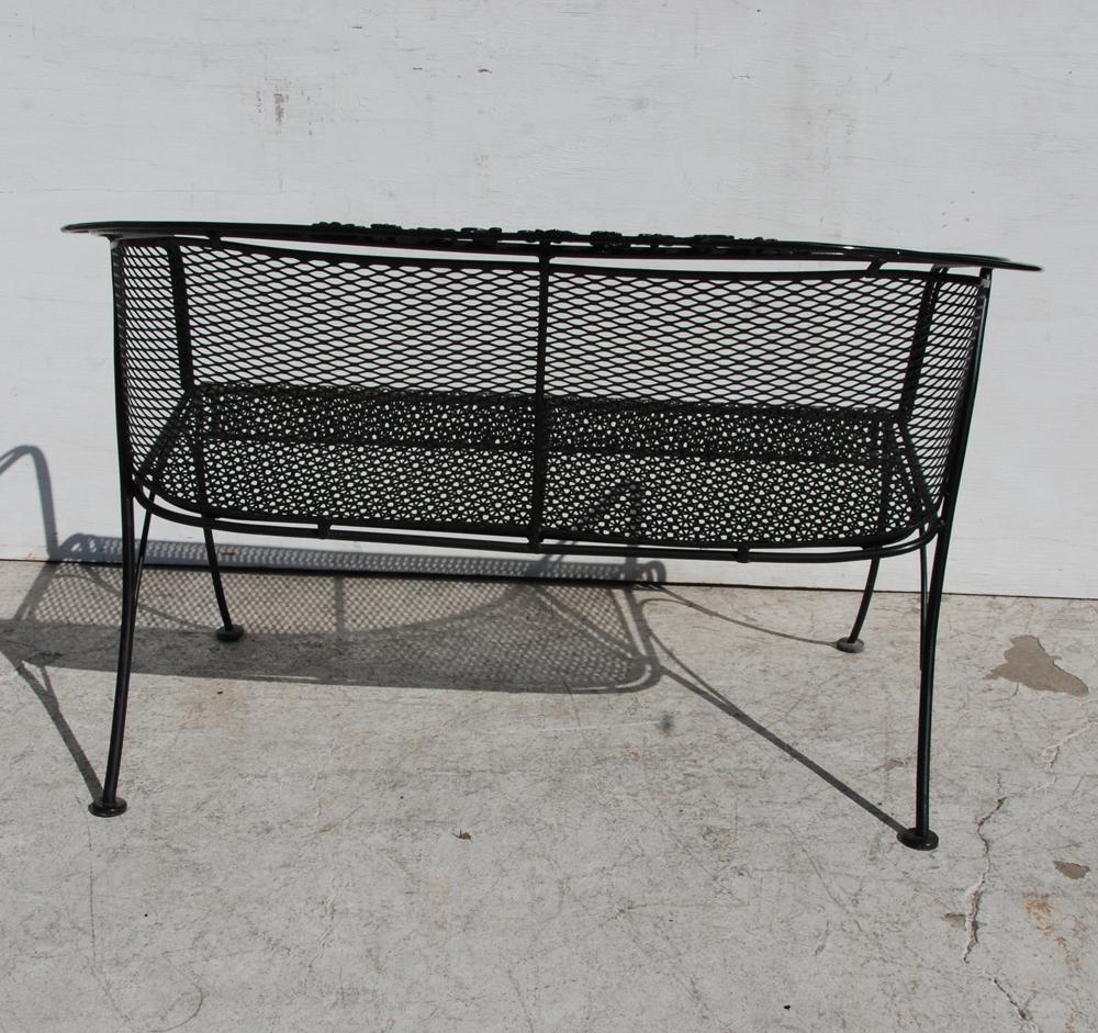 Mid Century Woodard Style Patio Settee In Good Condition For Sale In Pasadena, TX