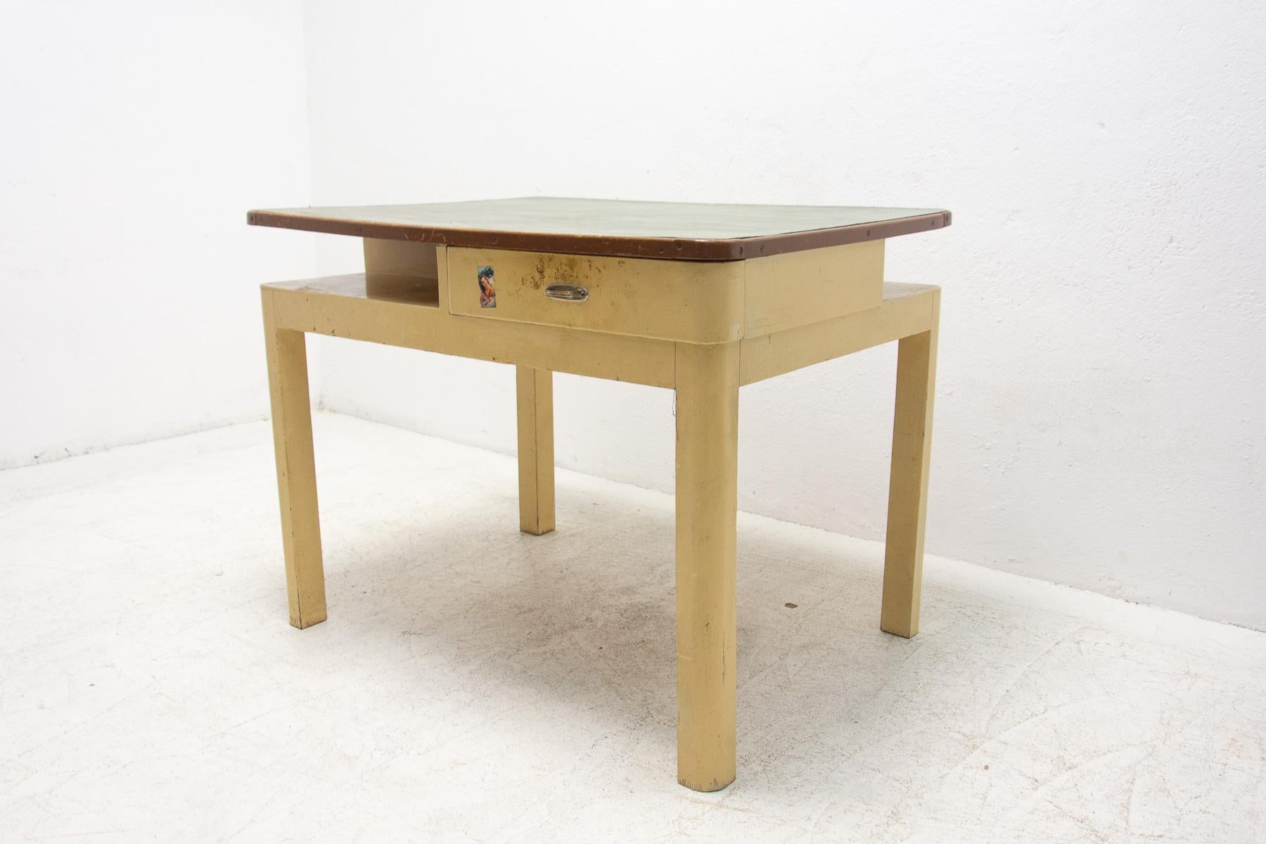 Mid-Century Modern Table centrale en bois et formica du milieu du sicle, Tchcoslovaquie, annes 1950 en vente