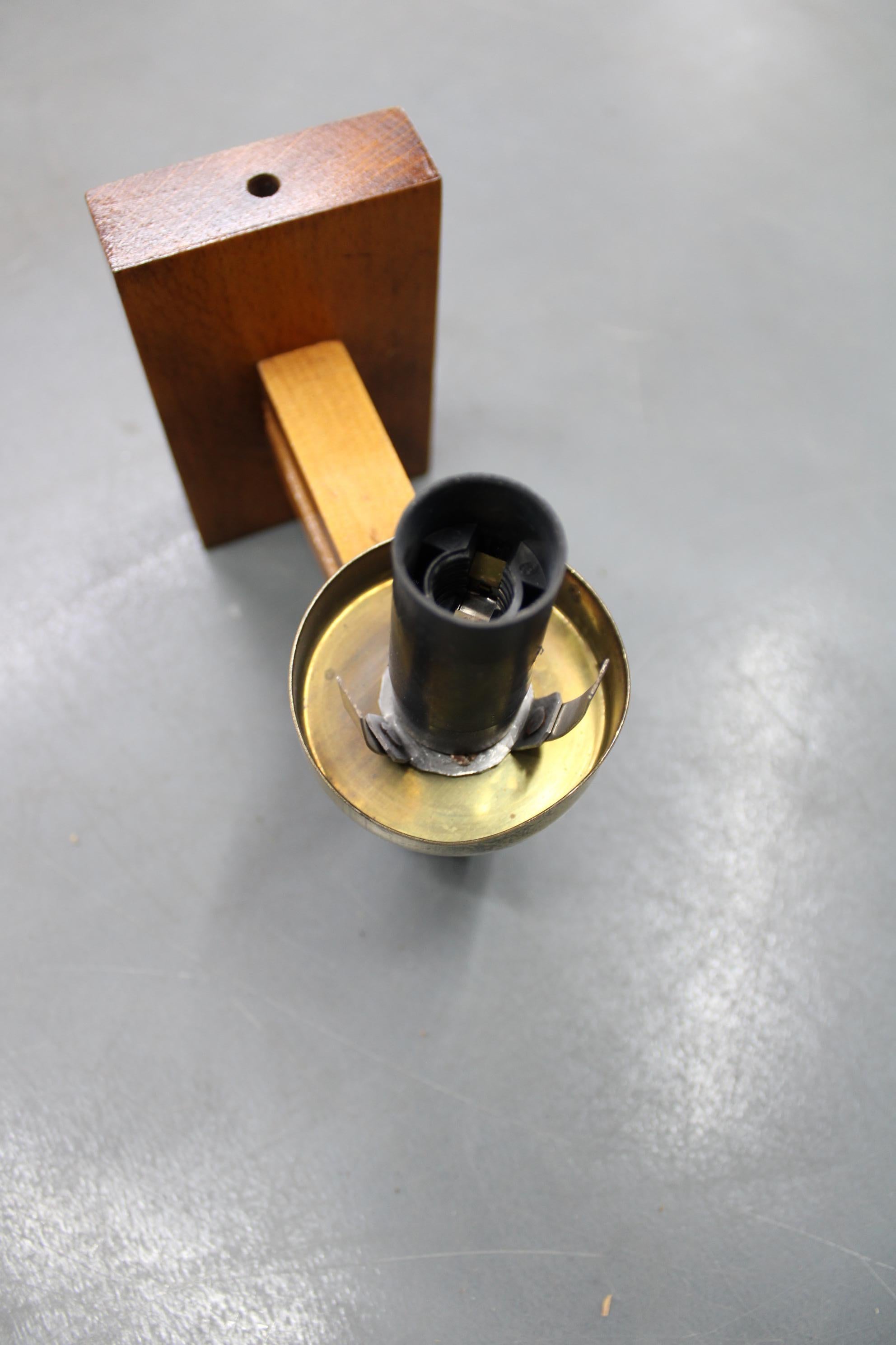 Lámpara de pared de madera y cristal de mediados de siglo, Checoslovaquia Años 60 - Vintage Sculptura en venta 4