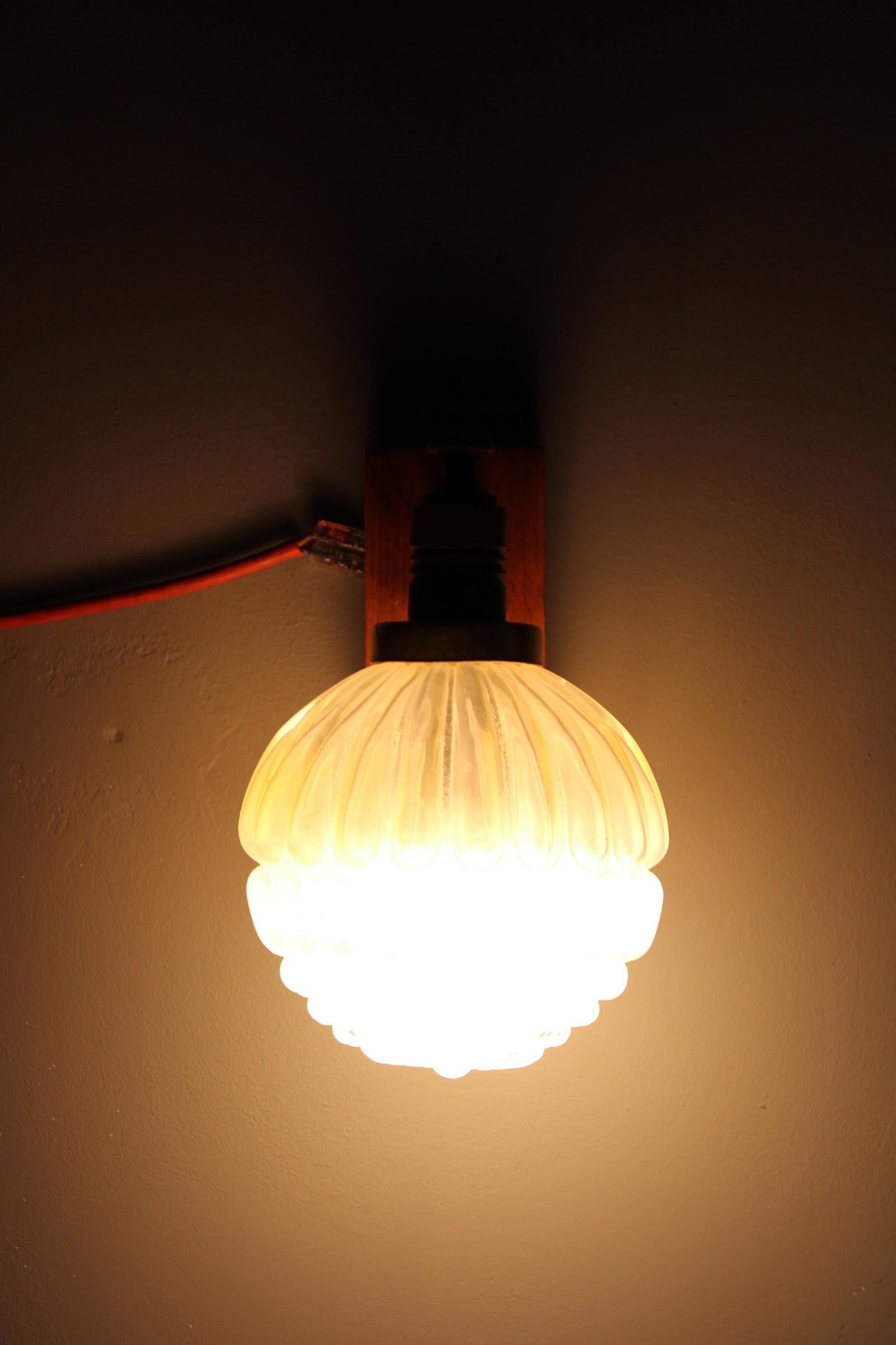 Lámpara de pared de madera y cristal de mediados de siglo, Checoslovaquia Años 60 - Vintage Sculptura Moderno de mediados de siglo en venta