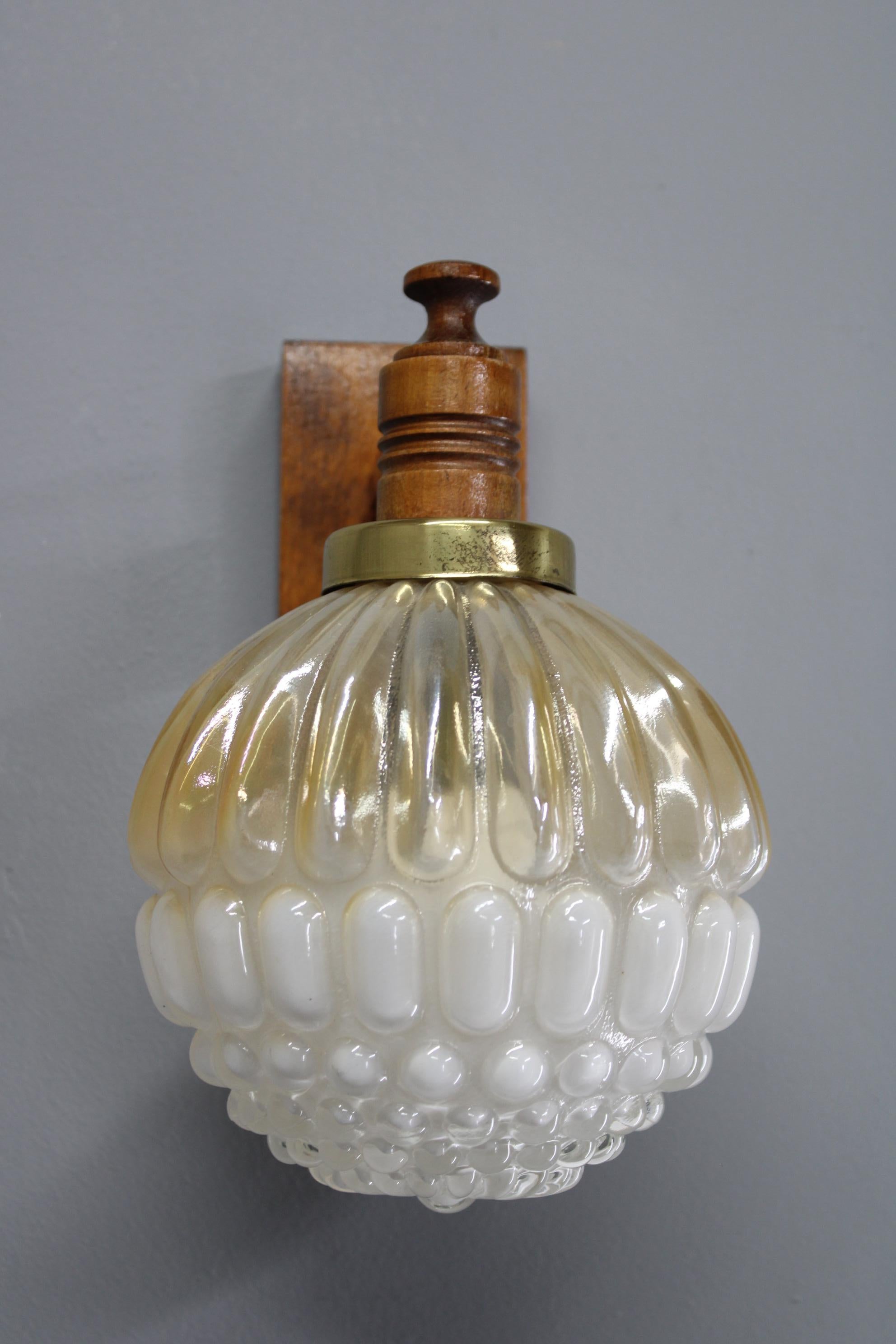 Lámpara de pared de madera y cristal de mediados de siglo, Checoslovaquia Años 60 - Vintage Sculptura en Bueno estado para la venta en Praha, CZ