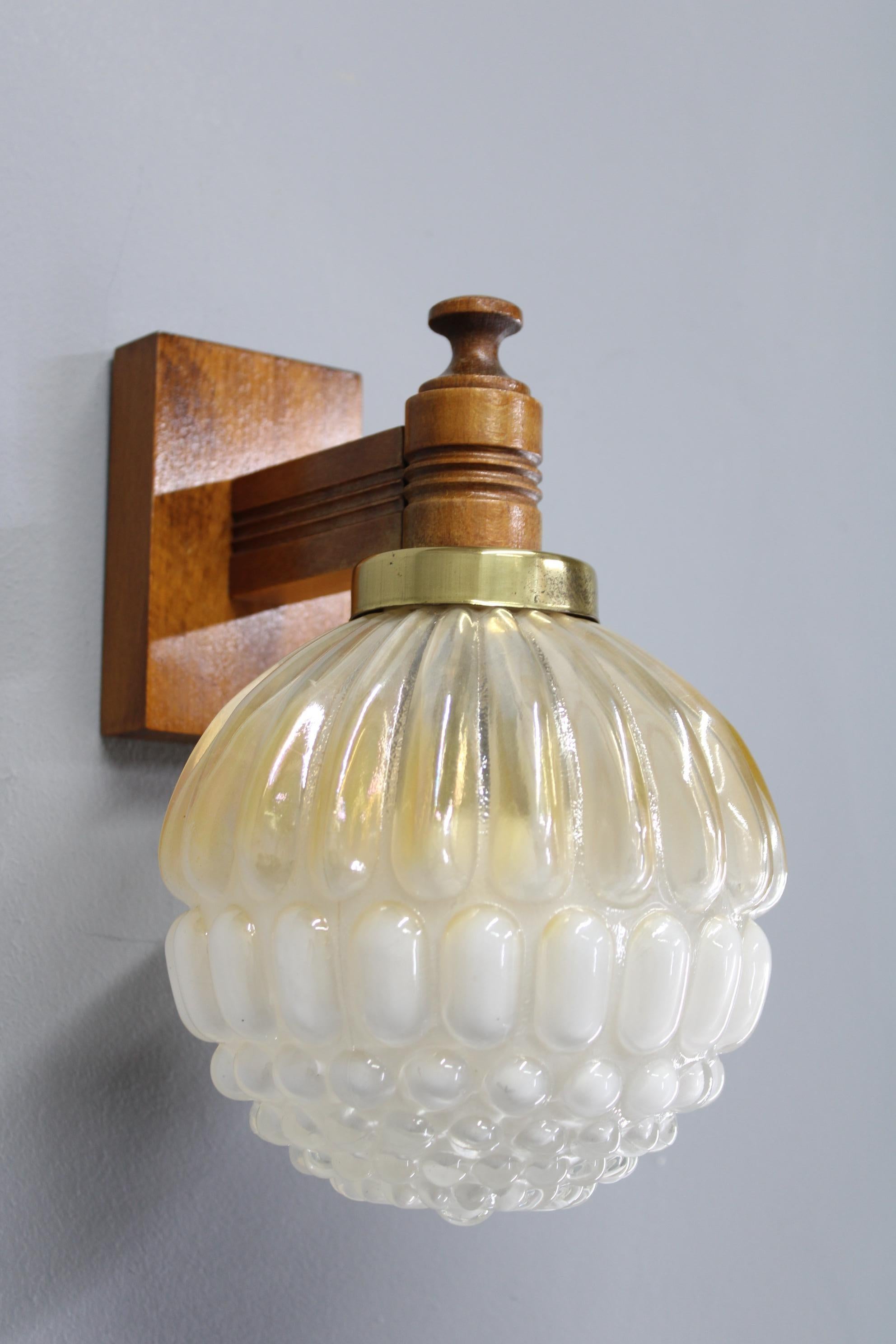 Lámpara de pared de madera y cristal de mediados de siglo, Checoslovaquia Años 60 - Vintage Sculptura mediados del siglo XX en venta