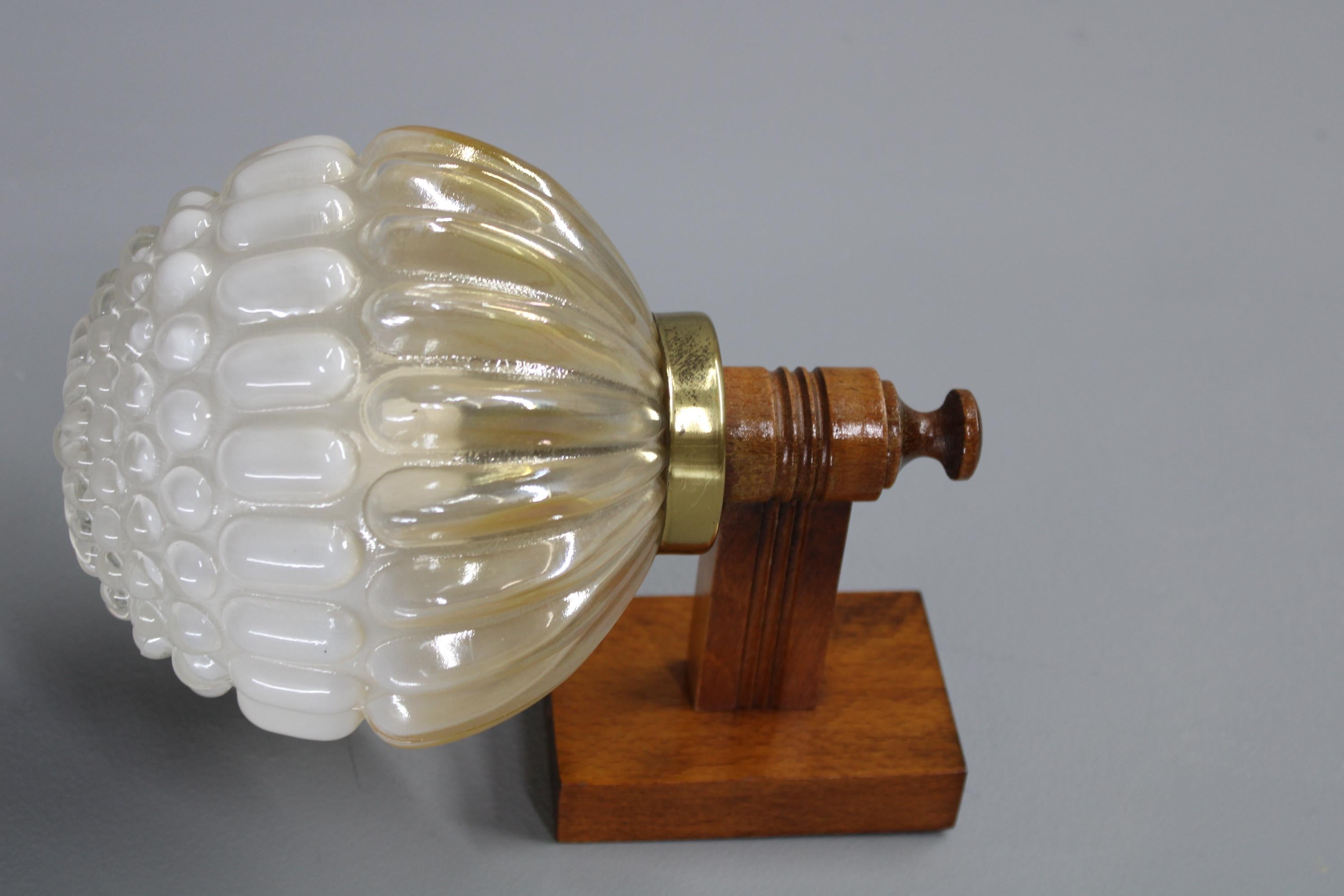 Lámpara de pared de madera y cristal de mediados de siglo, Checoslovaquia Años 60 - Vintage Sculptura Metal en venta