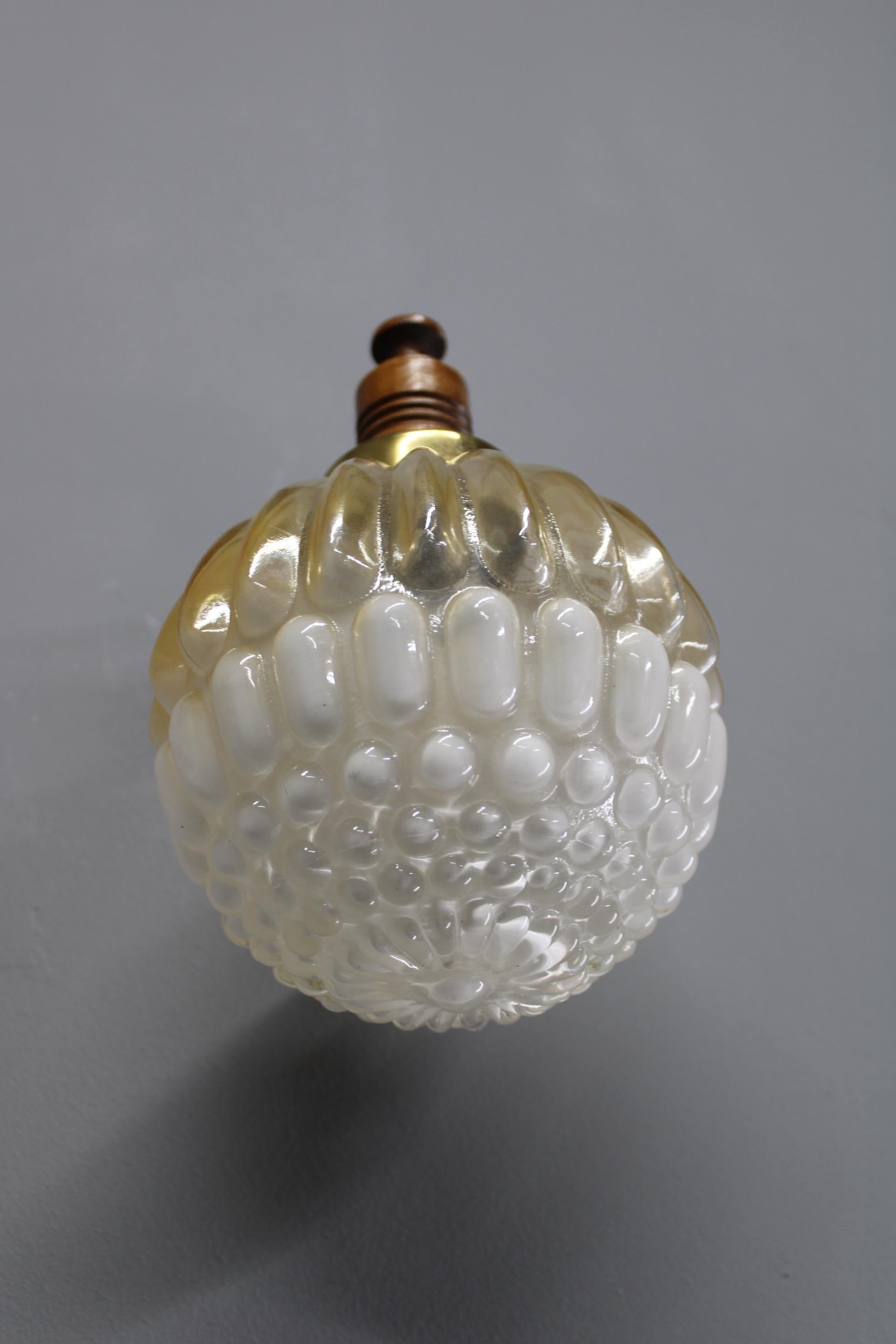 Lámpara de pared de madera y cristal de mediados de siglo, Checoslovaquia Años 60 - Vintage Sculptura en venta 1