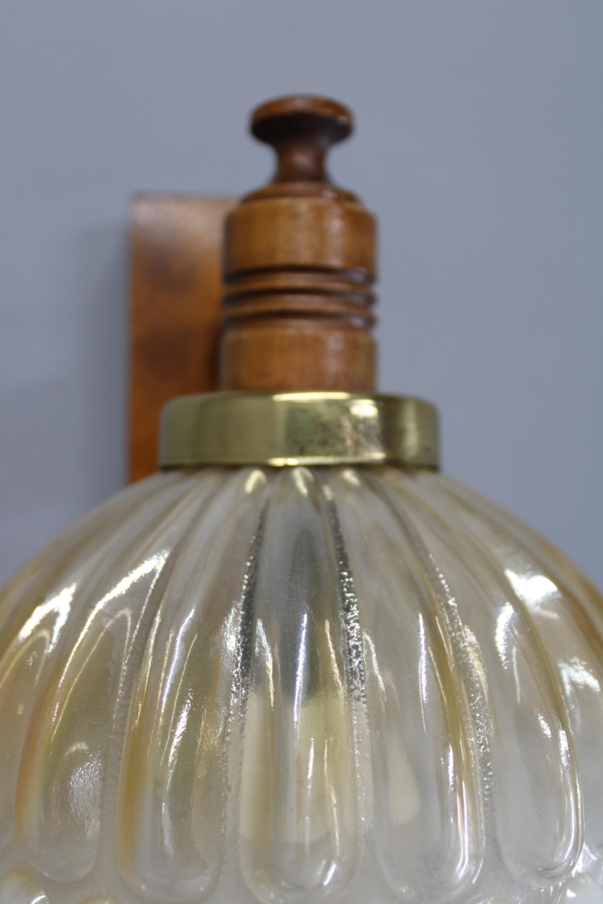 Lámpara de pared de madera y cristal de mediados de siglo, Checoslovaquia Años 60 - Vintage Sculptura en venta 2