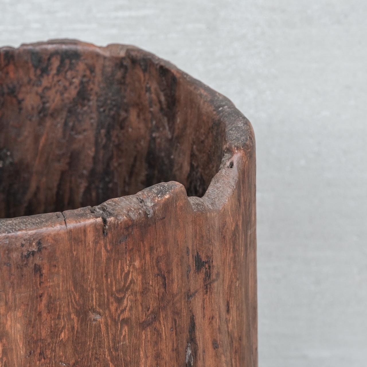 Mid-Century moderno Fioriera primitiva con tronco d'albero in legno e ferro di metà secolo in vendita