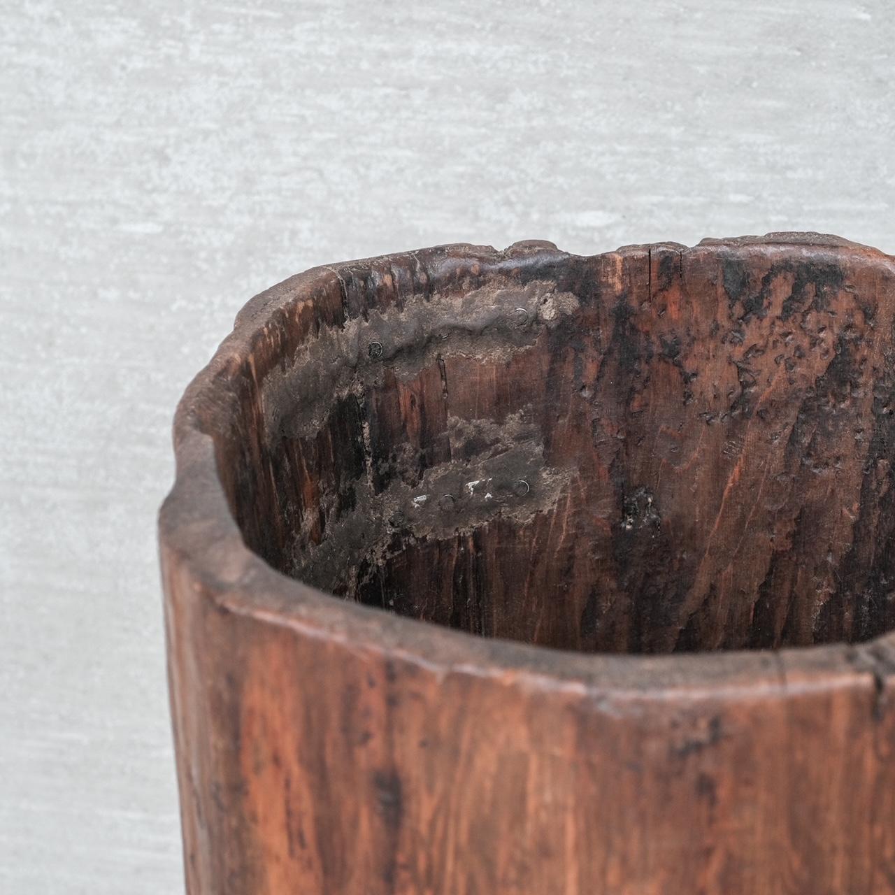 Belga Fioriera primitiva con tronco d'albero in legno e ferro di metà secolo in vendita