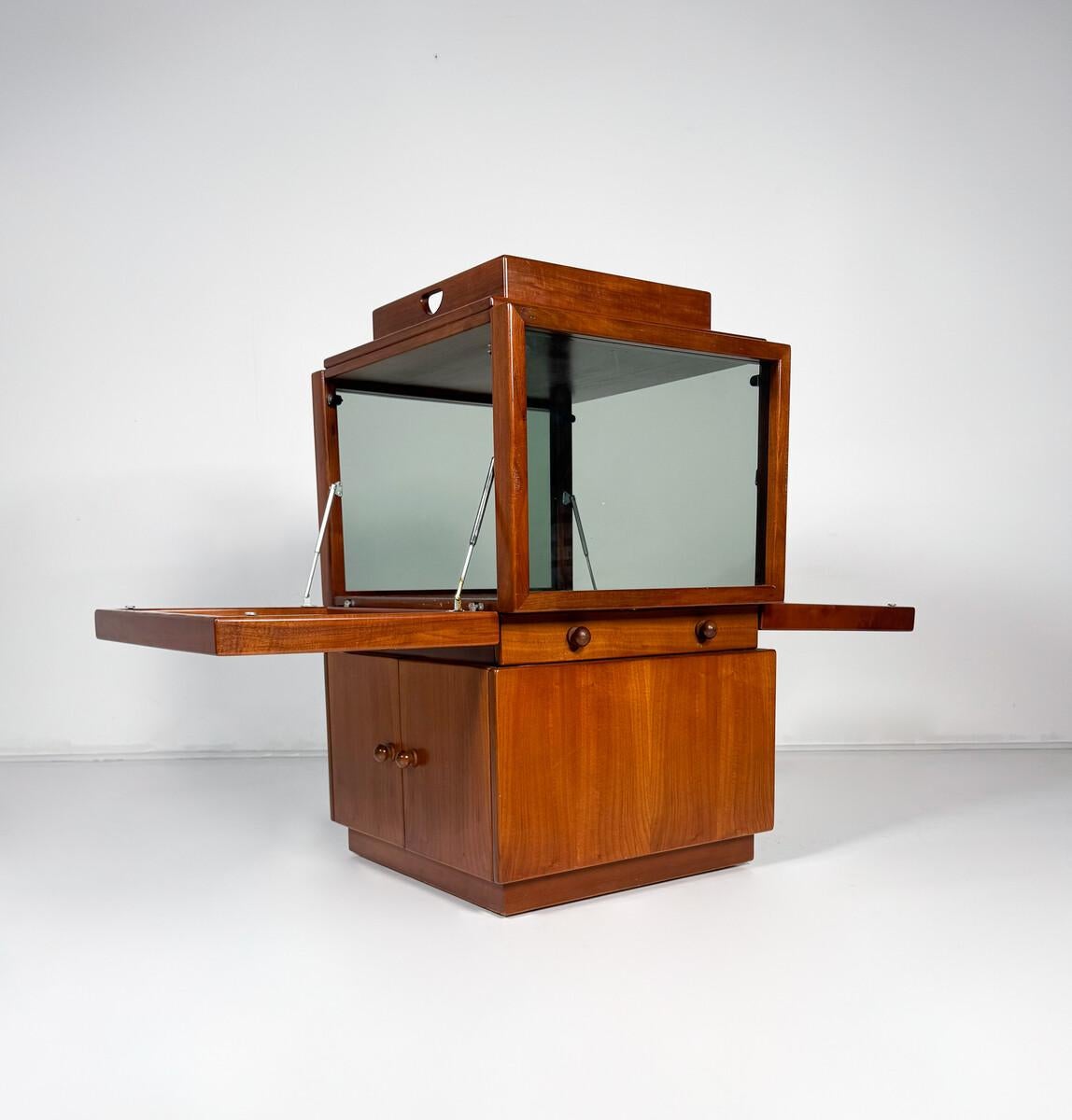 Mid-Century Modern Mid-Century Wooden Bar Cabinet on wheels by Gianfranco Frattini for Bernini For Sale