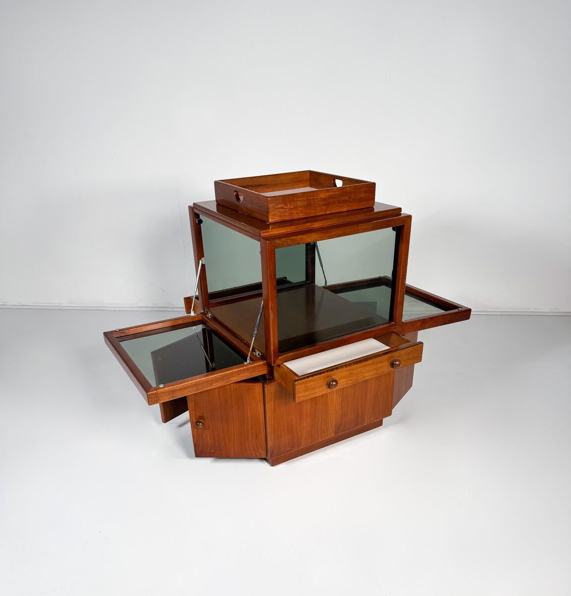 Italian Mid-Century Wooden Bar Cabinet on wheels by Gianfranco Frattini for Bernini For Sale