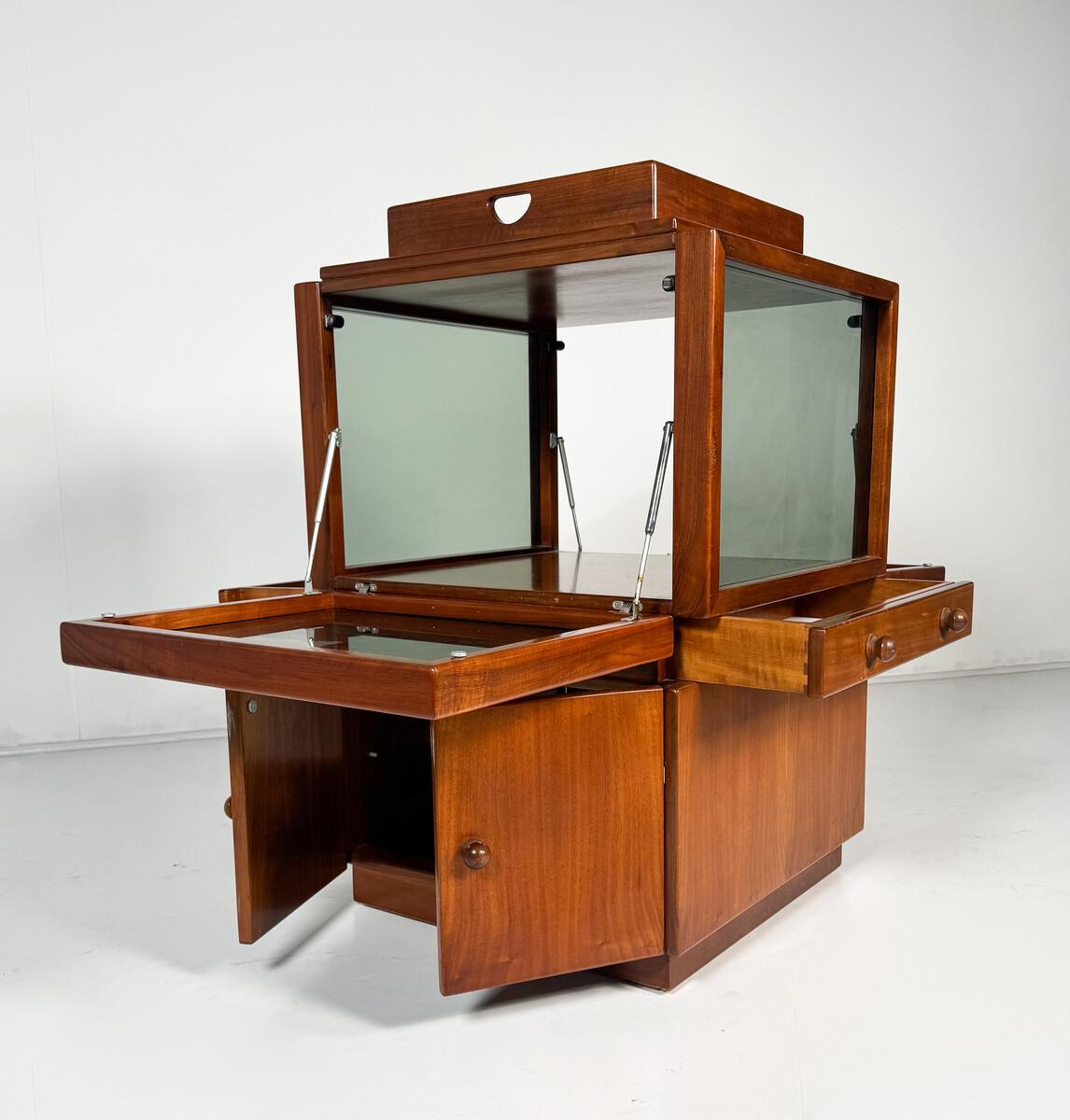Mid-Century Wooden Bar Cabinet on wheels by Gianfranco Frattini for Bernini In Good Condition For Sale In Brussels, BE