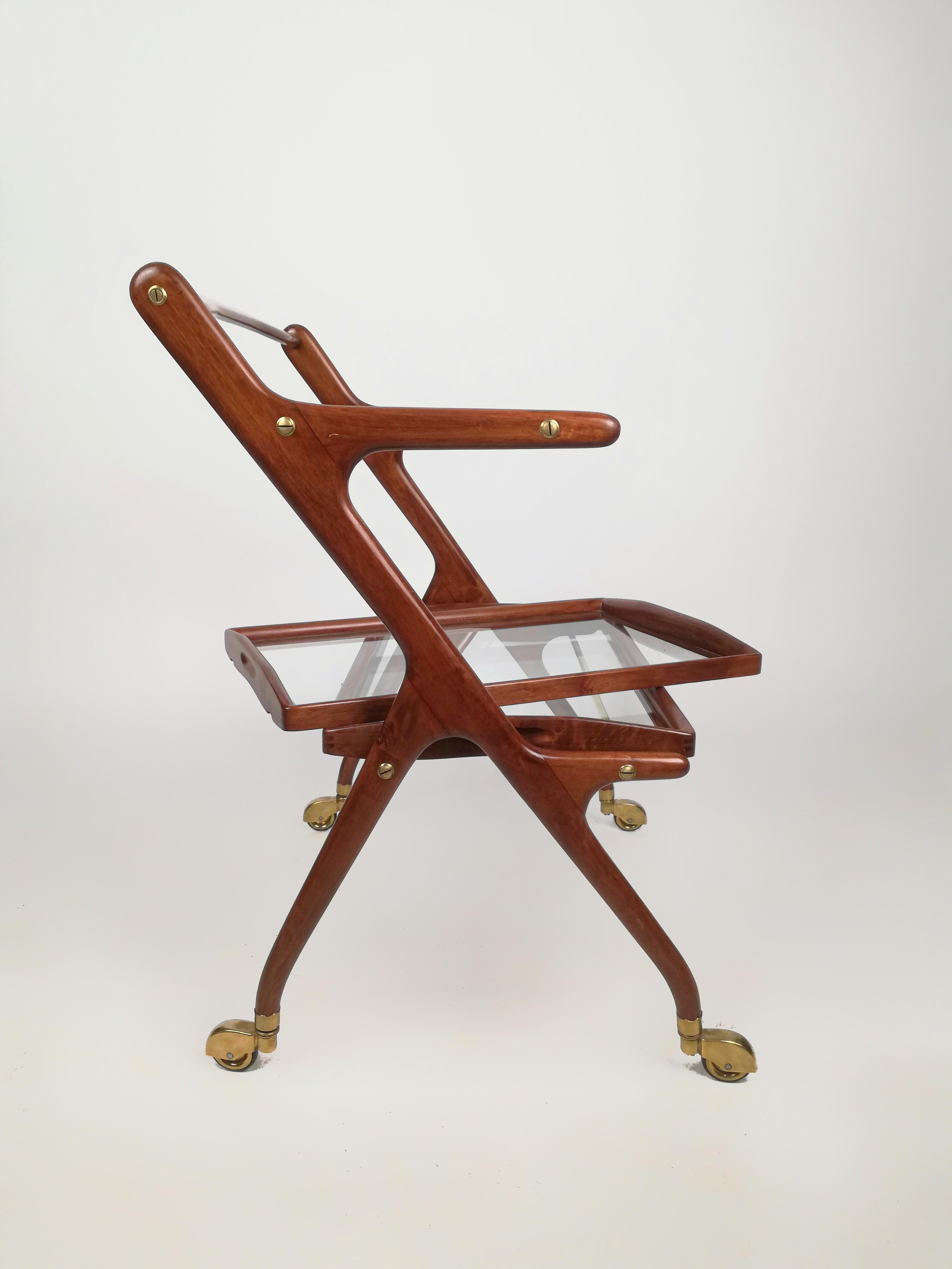 Carro de bar de madera de mediados de siglo con bandejas extraíbles de Cesare Lacca, Italia, 1950 Italiano en venta