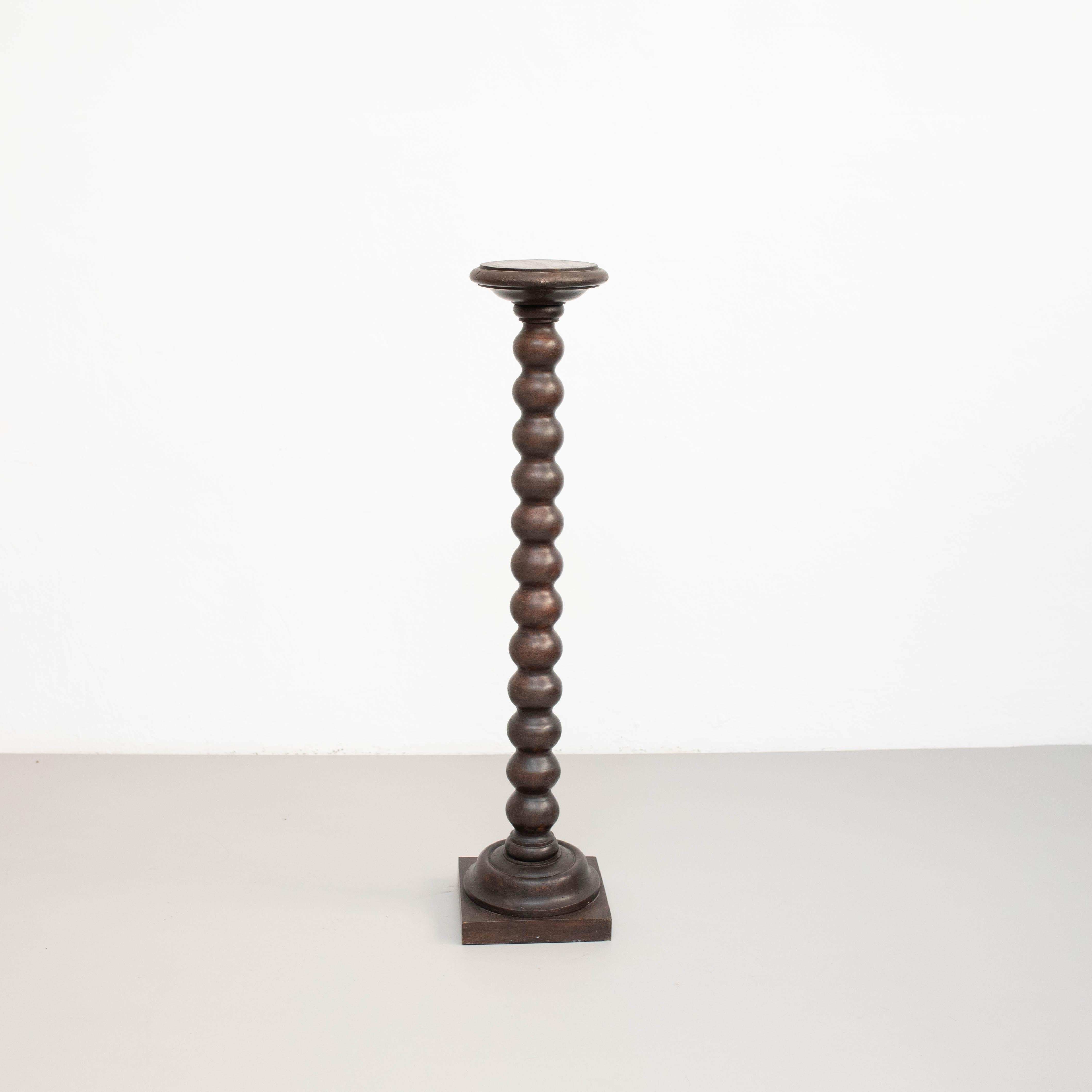 Base in legno di metà secolo - CIRCA 1950, Prodotto in Spagna

Questa elegante base in legno, prodotta in Spagna intorno al 1950, è un bellissimo esempio di artigianato di metà secolo. Progettato per completare qualsiasi arredamento, questo pezzo è