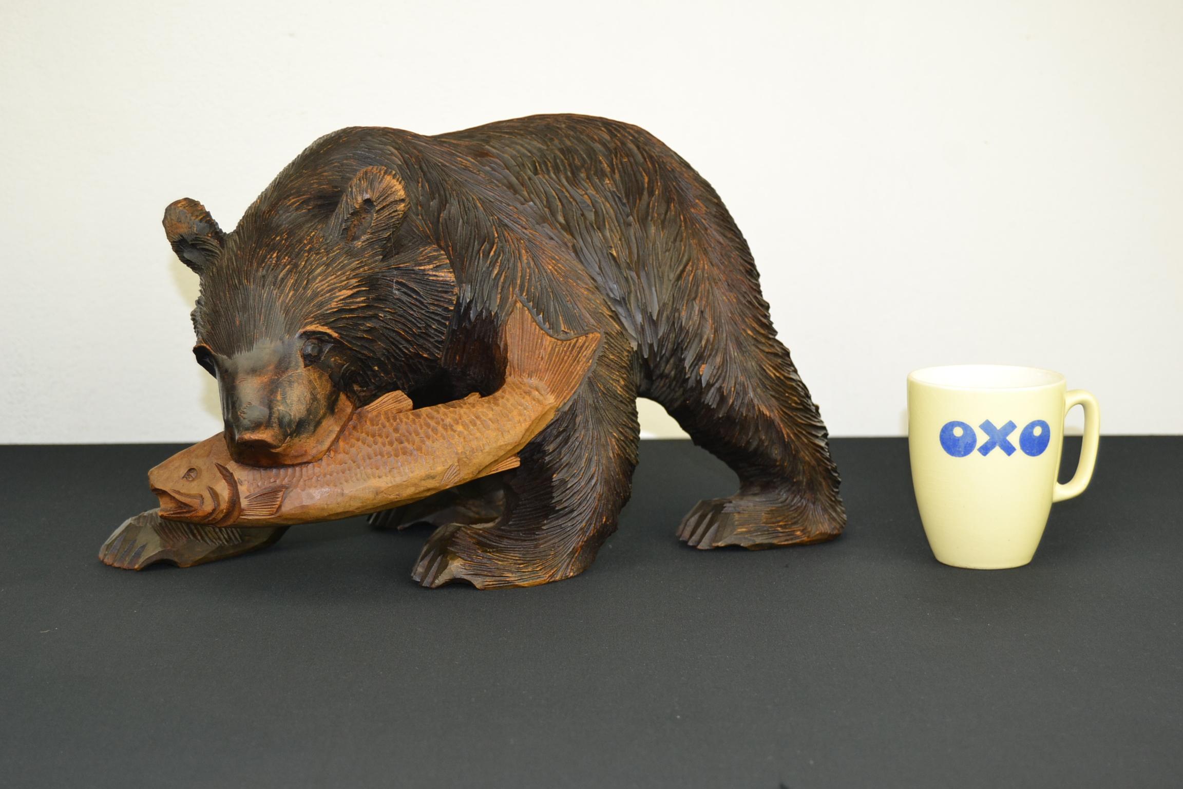 Hand carved bear sculpture with a fish. 
This large bear sculpture circa 1950s is in the style of the Black Forest sculptures. 
A beautiful decorative object for your interior. 

Bear sculpture - bear collectibles - hand carved animal