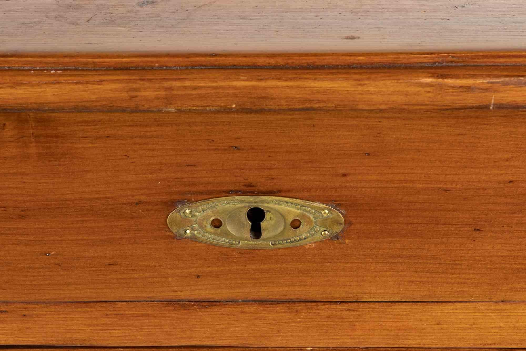 Il comodino in legno di metà secolo è un mobile di design originale realizzato a metà del XX secolo.

Un comodino molto elegante con 3 cassetti.

In buone condizioni, manca la chiave del cassetto superiore.

Non perdere un pezzo unico