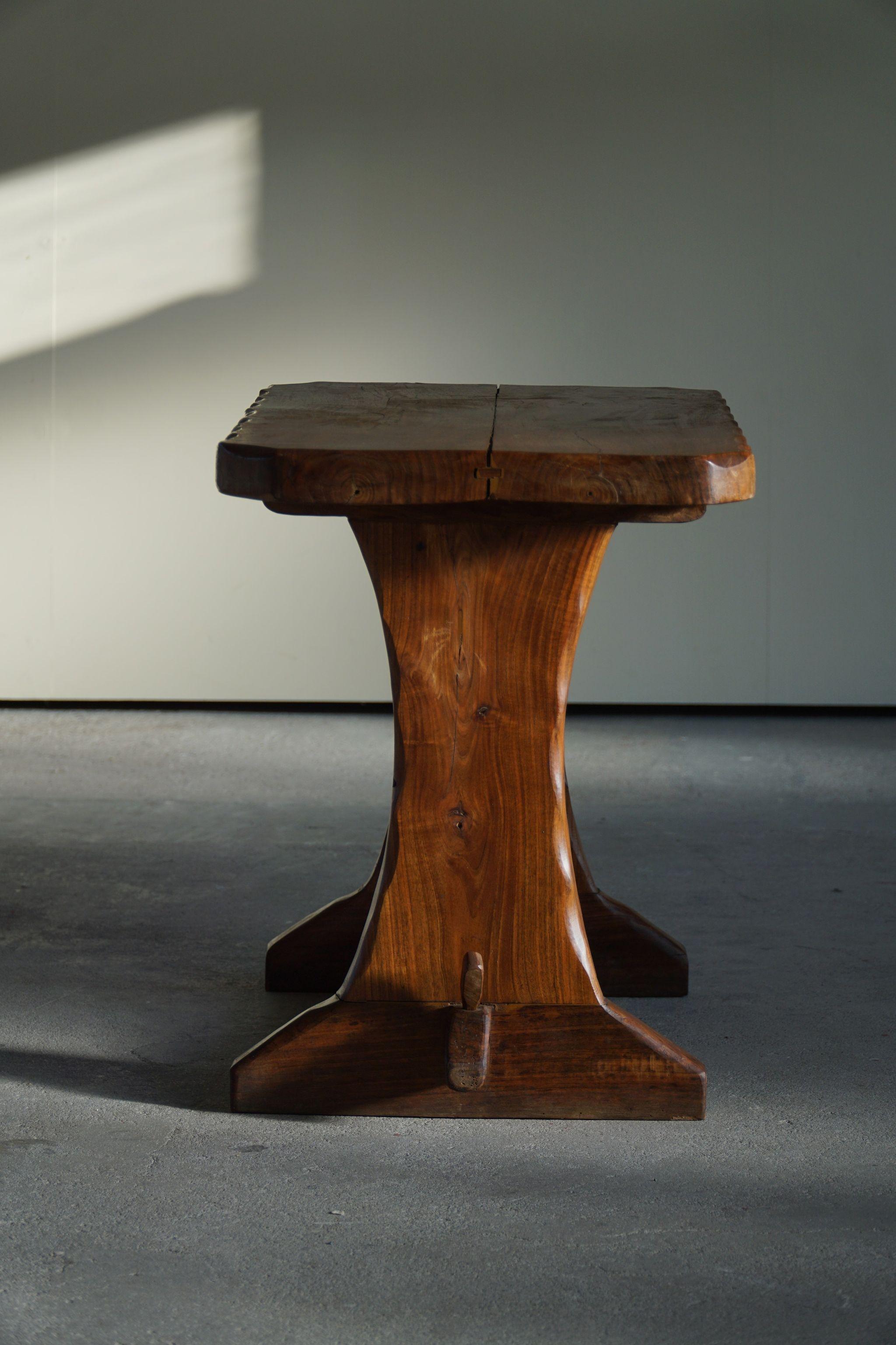 Mid Century wooden brutalist desk in solid elm, made in France, 1950s.

Overall good vintage condition

Honorable designers from this French era is: Charlotte Perriand, Jean prouvé, Pierre jeanneret among others.