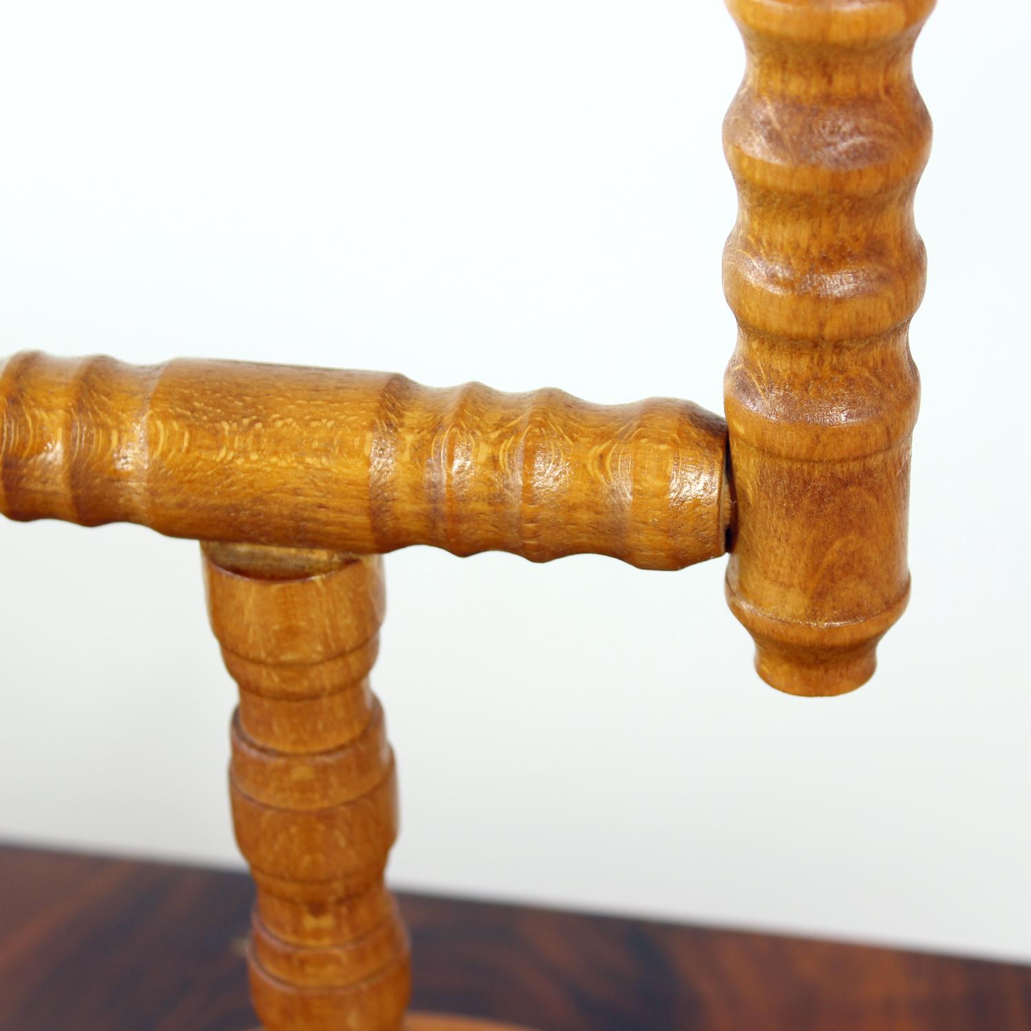 Portavelas de madera de mediados de siglo, Checoslovaquia, años 50 en venta 3