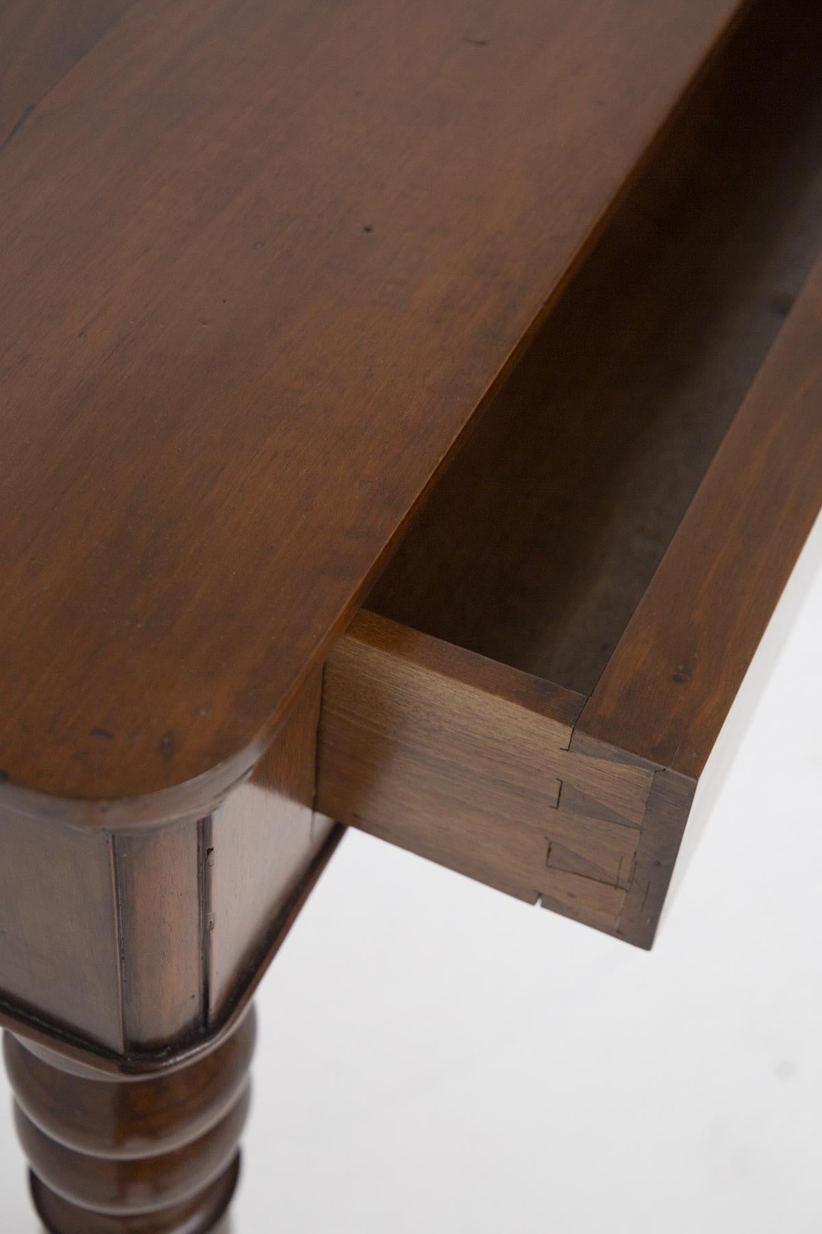 Mid-Century Wooden Centre Table with Distinctive Legs In Good Condition For Sale In Milano, IT
