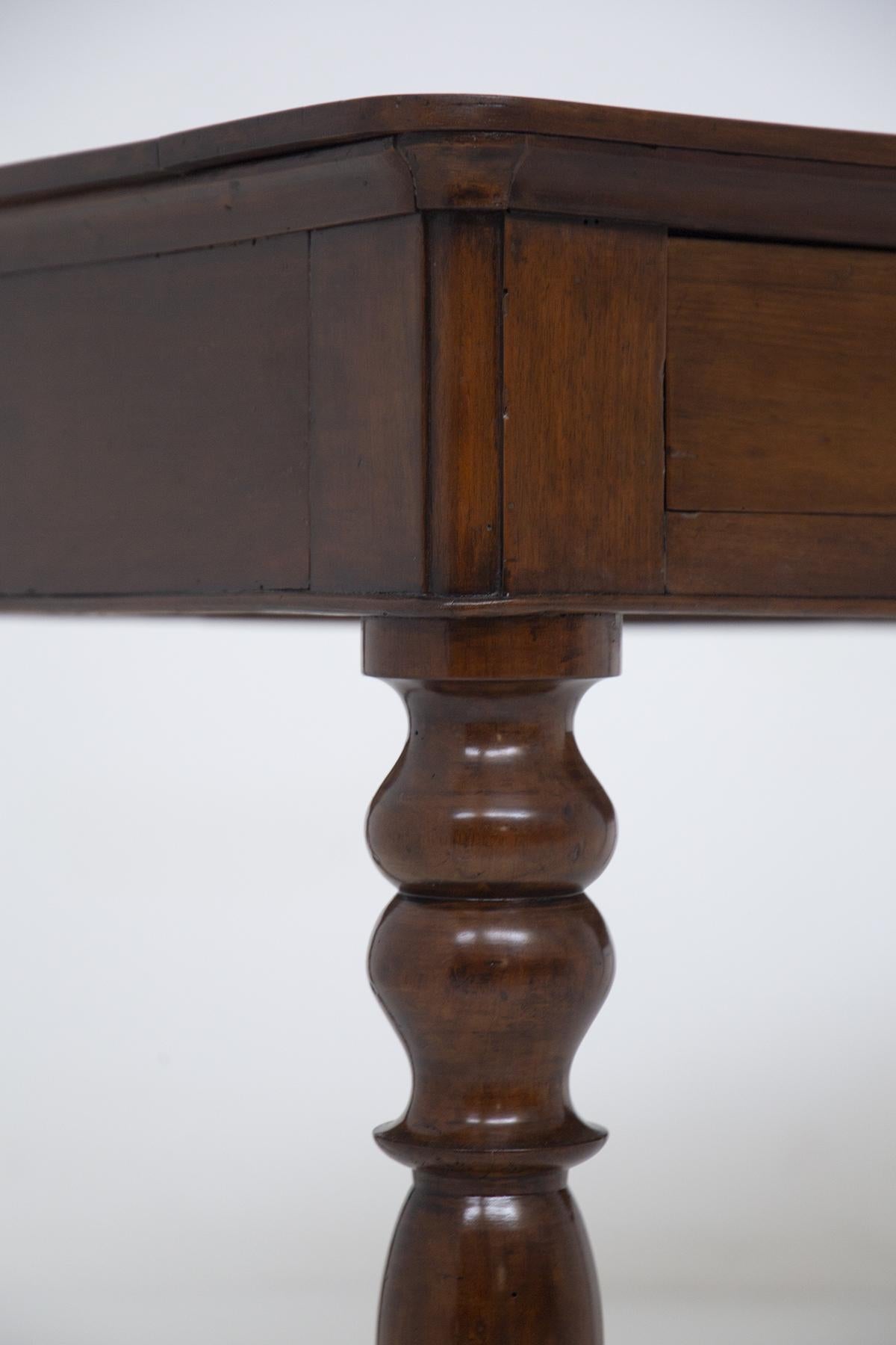 Table centrale en bois du milieu du siècle avec des pieds distinctifs en vente 2